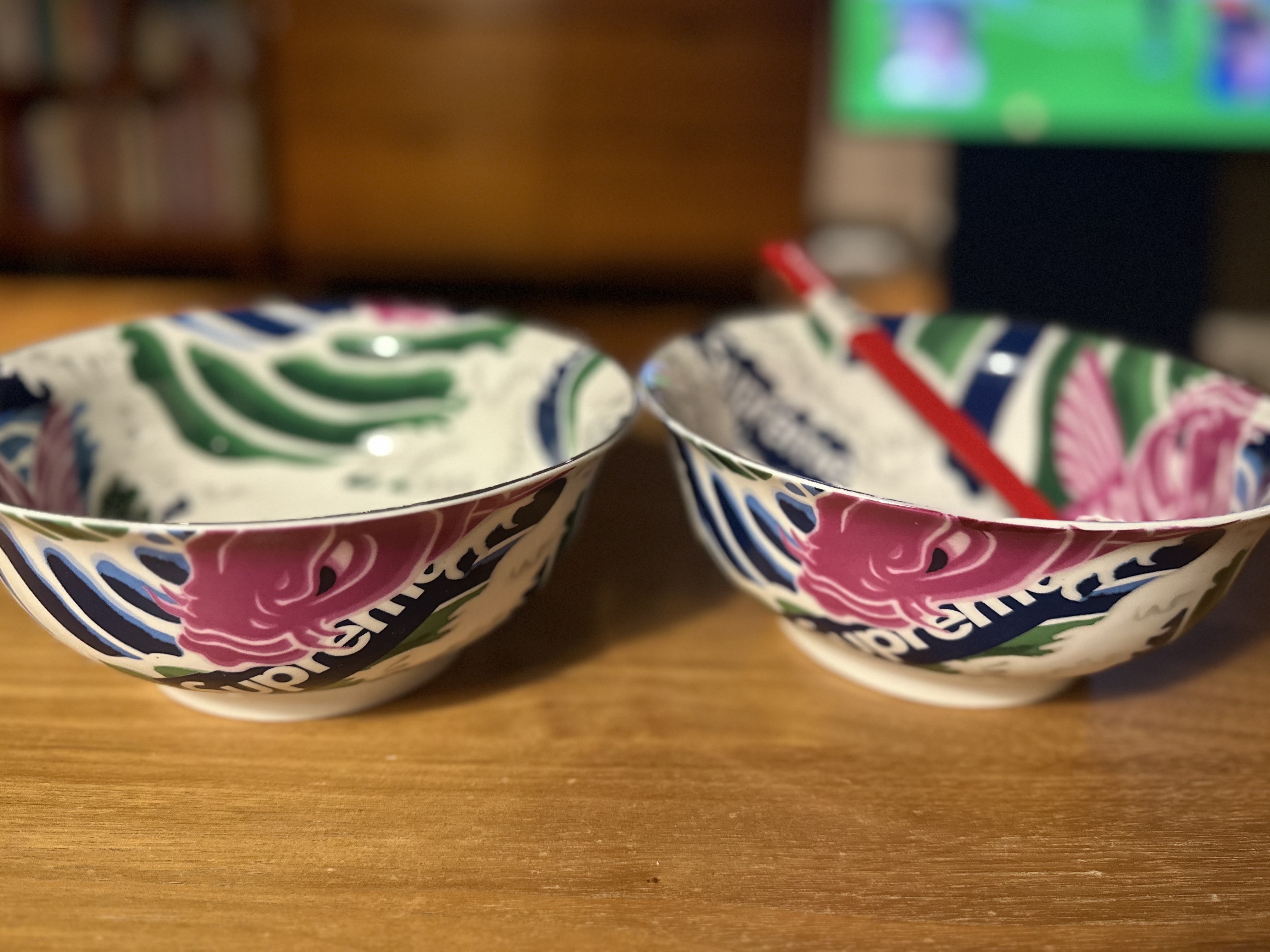 Supreme Zoni Glitter Bowl Silver - 23FW, Supreme Zoni Glitter Bowl Red - 23FW 착용 스타일 - 3