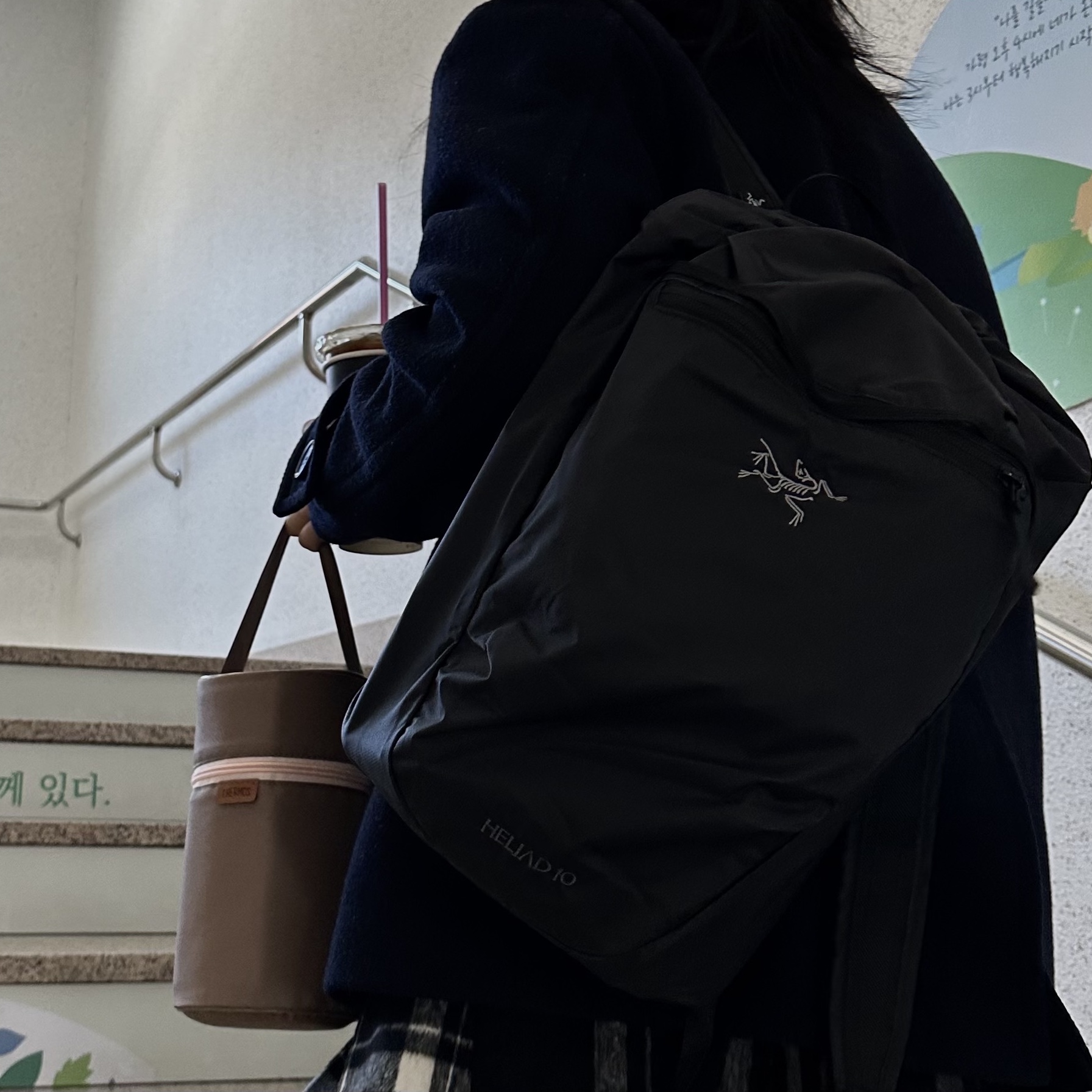 Adidas Gazelle White Grey, Arc'teryx Heliad 10 Backpack Black 착용 스타일 - 2