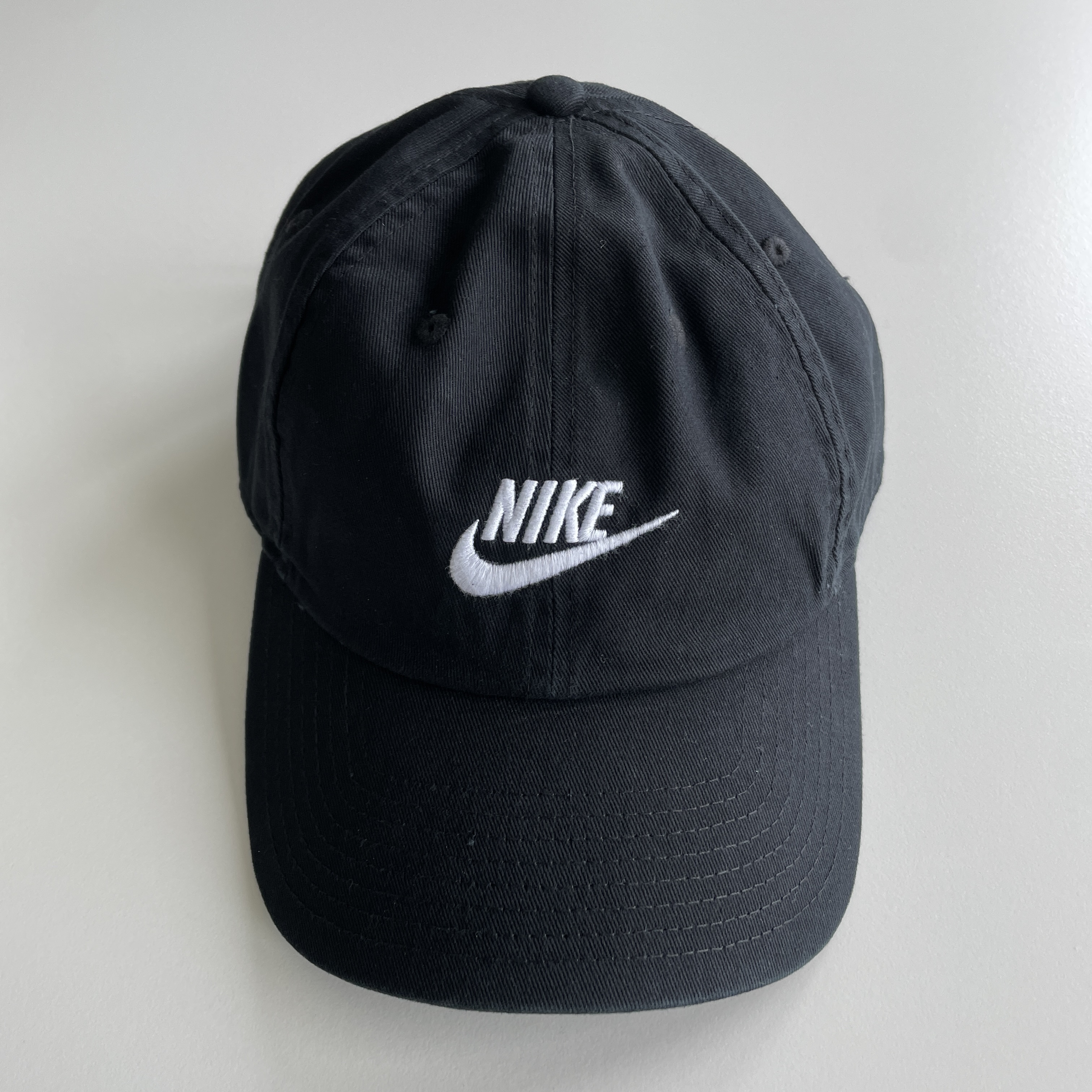 Nike Heritage 86 Futura Washed Cap Black White 착용 스타일 - 4