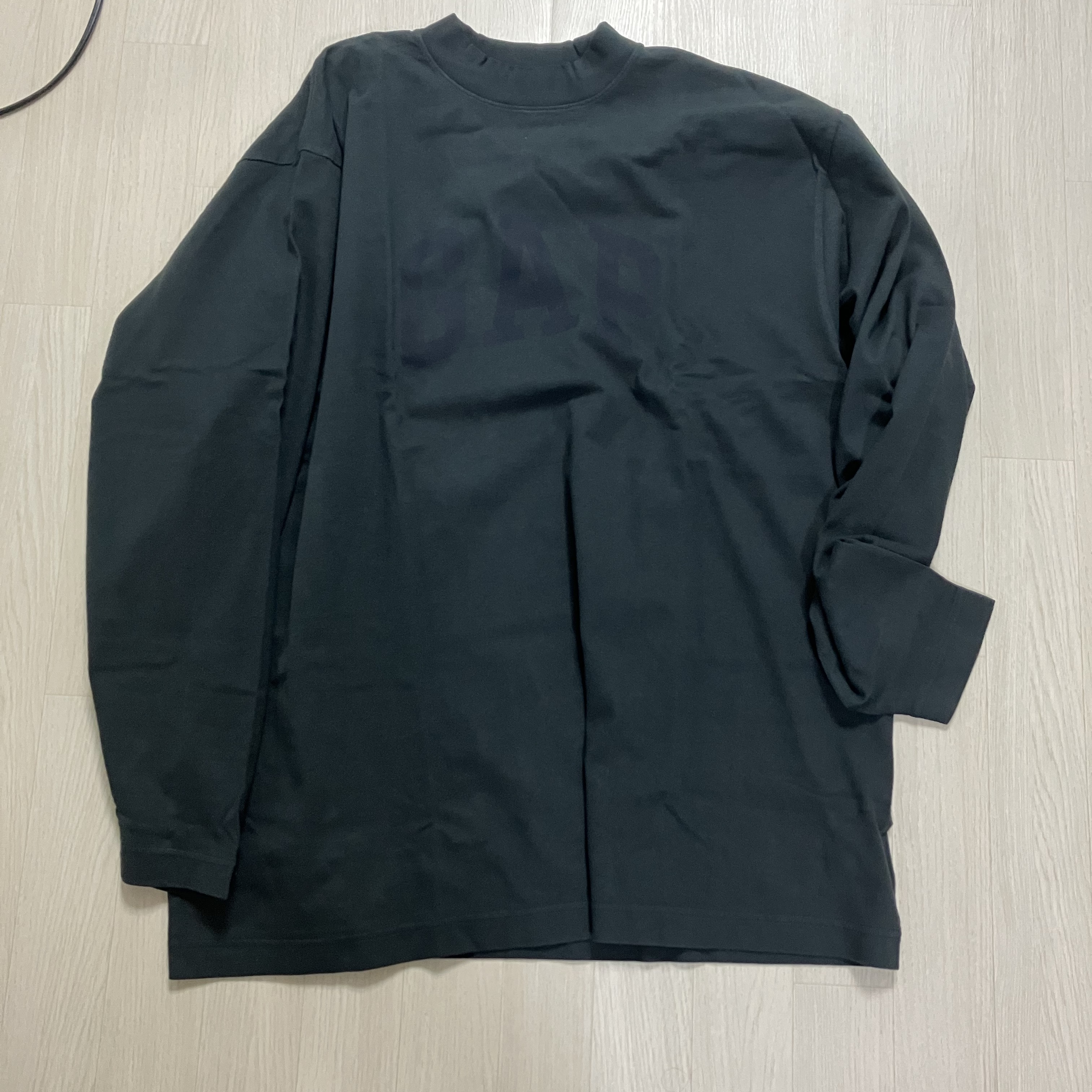Yeezy Gap Engineered By Balenciaga Dove Long Sleeve T-Shirt Black 착용 스타일