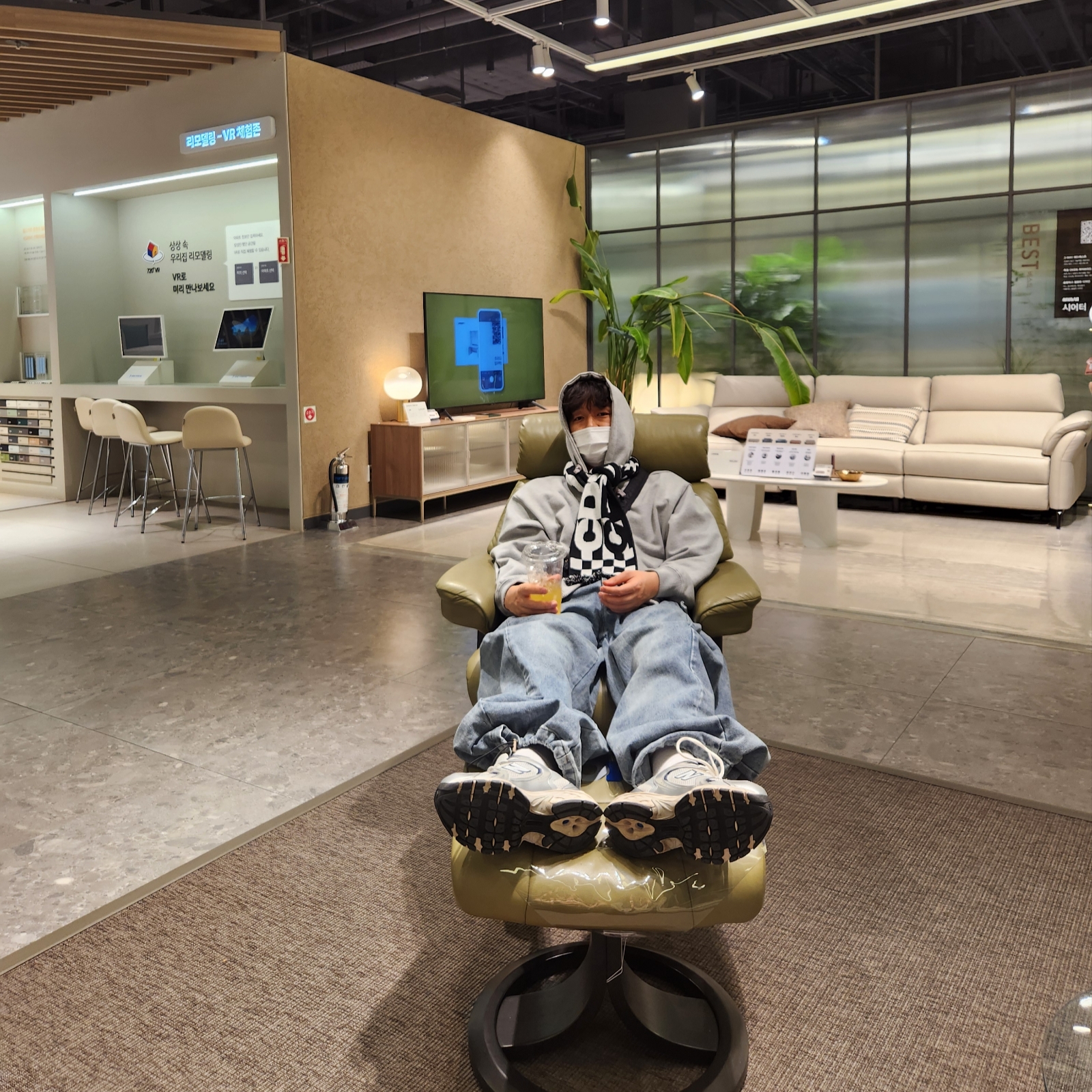 CDG Logo Check Muffler White Black, New Balance 530 Steel Grey 착용 스타일 - 4