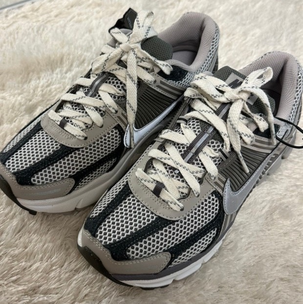 Nike Zoom Vomero 5 PRM Light Iron Ore and Flat Fewter 착용 스타일