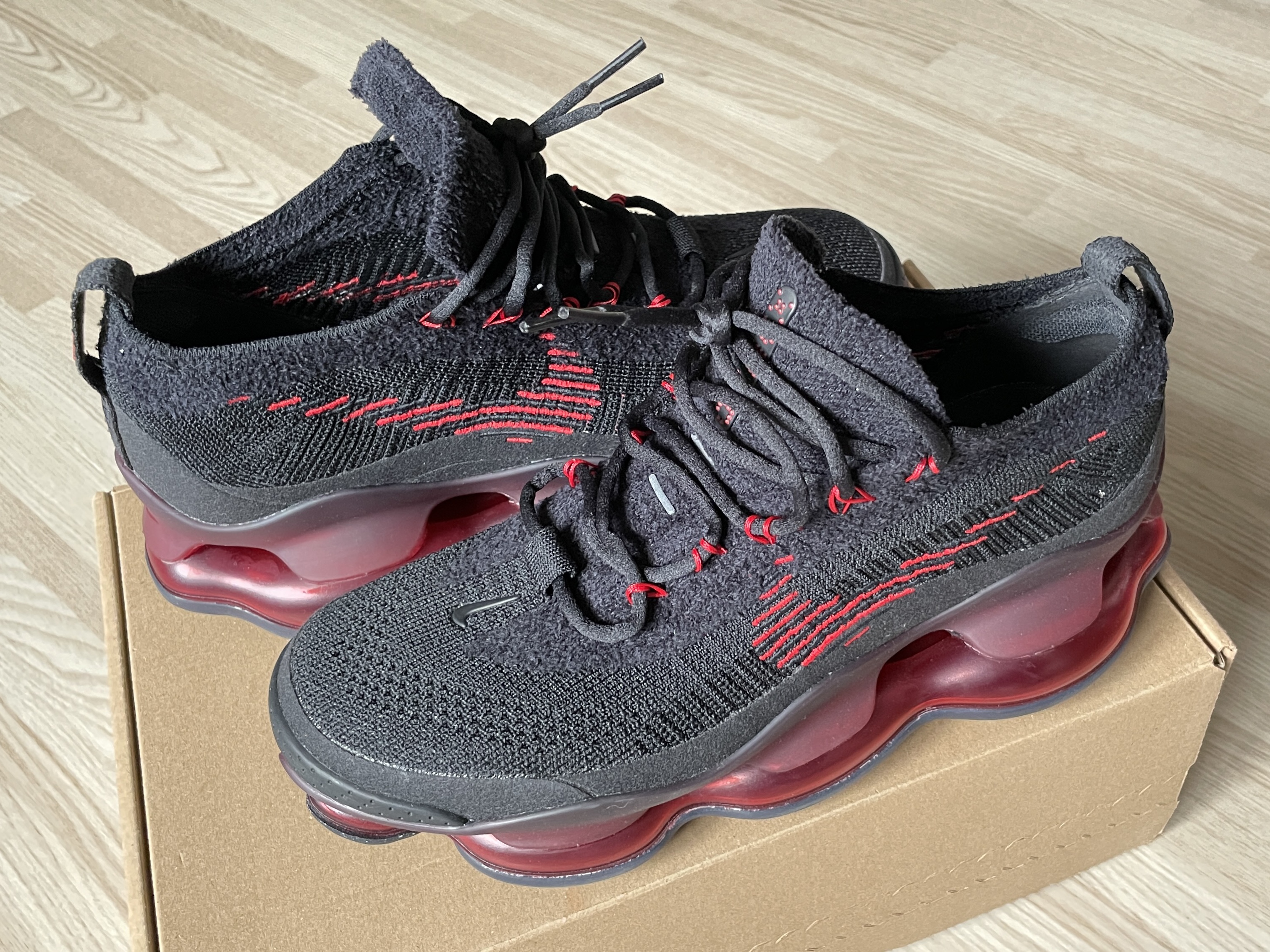Nike Air Max Scorpion Flyknit Black and University Red 착용 스타일 - 2
