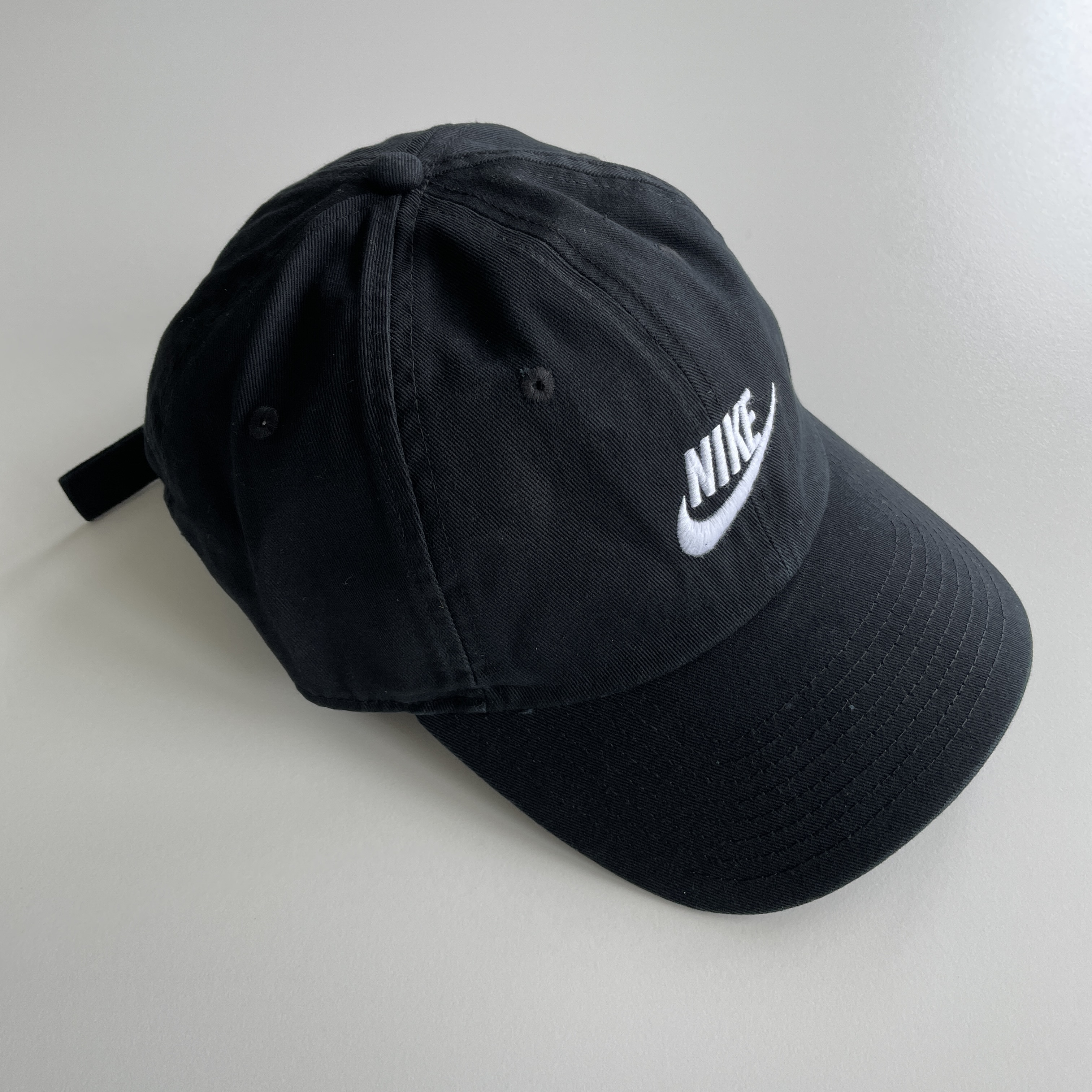 Nike Heritage 86 Futura Washed Cap Black White 착용 스타일 - 1