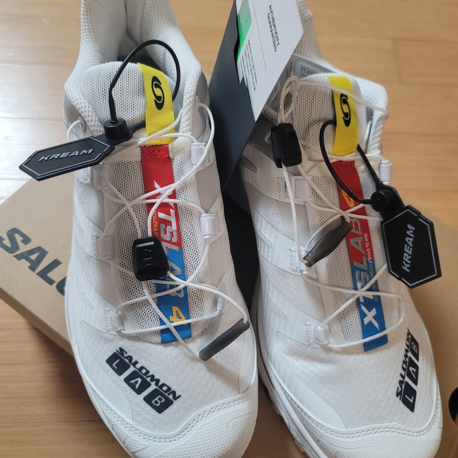 Salomon XT-4 White Lunar Rock 착용 스타일 - 2