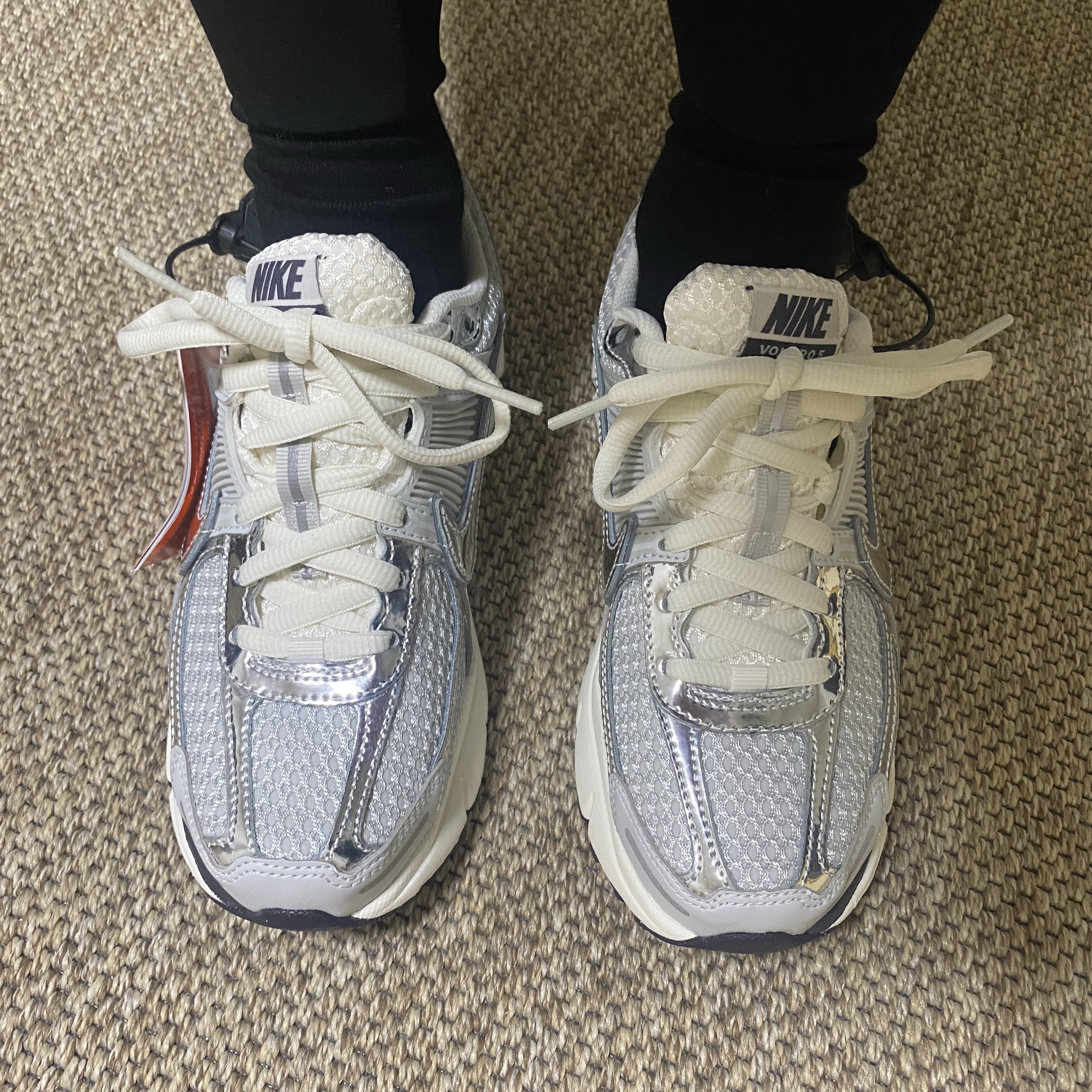 (W) Nike Zoom Vomero 5 Photon Dust and Metallic Silver 착용 스타일