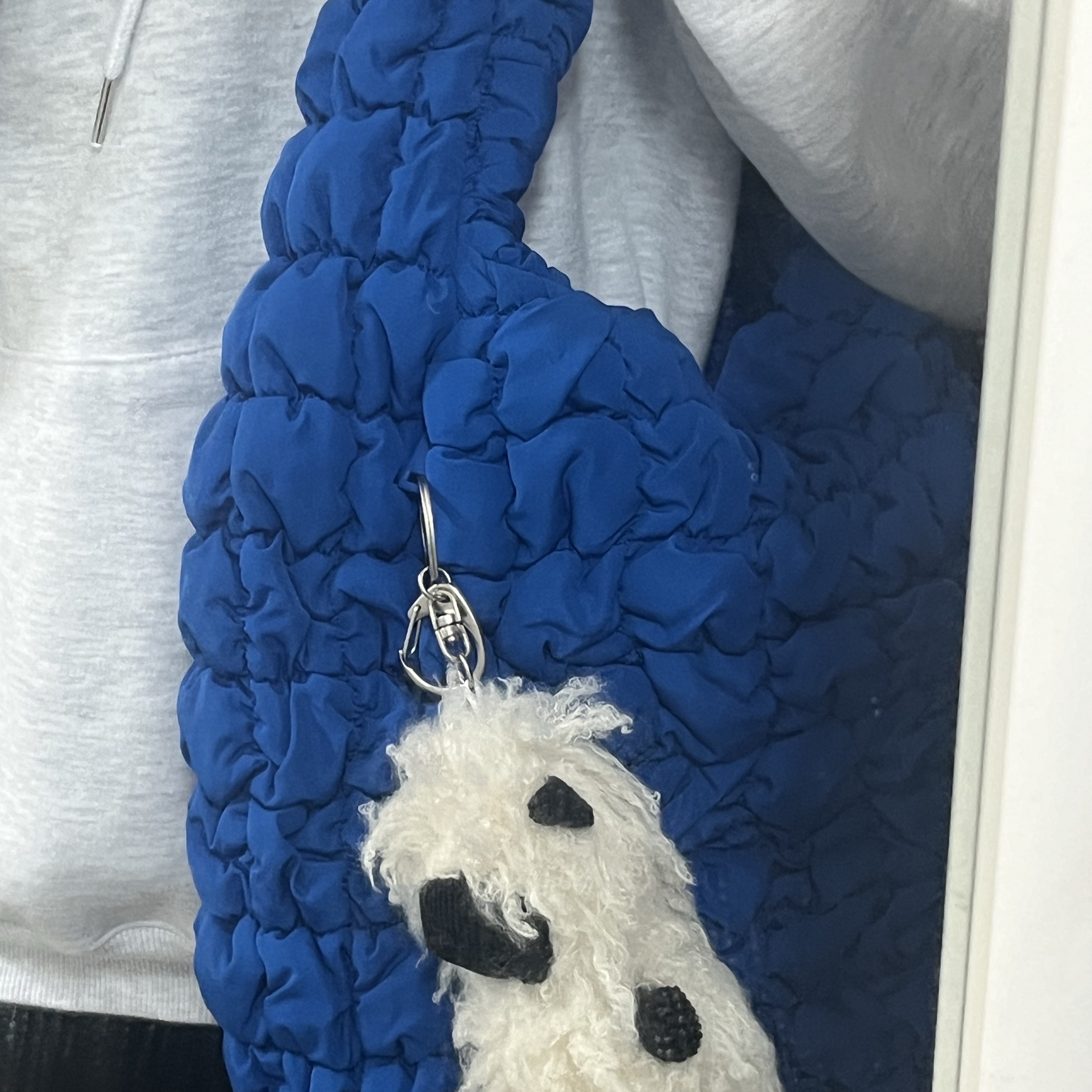 COS Quilted Oversized Shoulder Bag Blue 착용 스타일 - 1