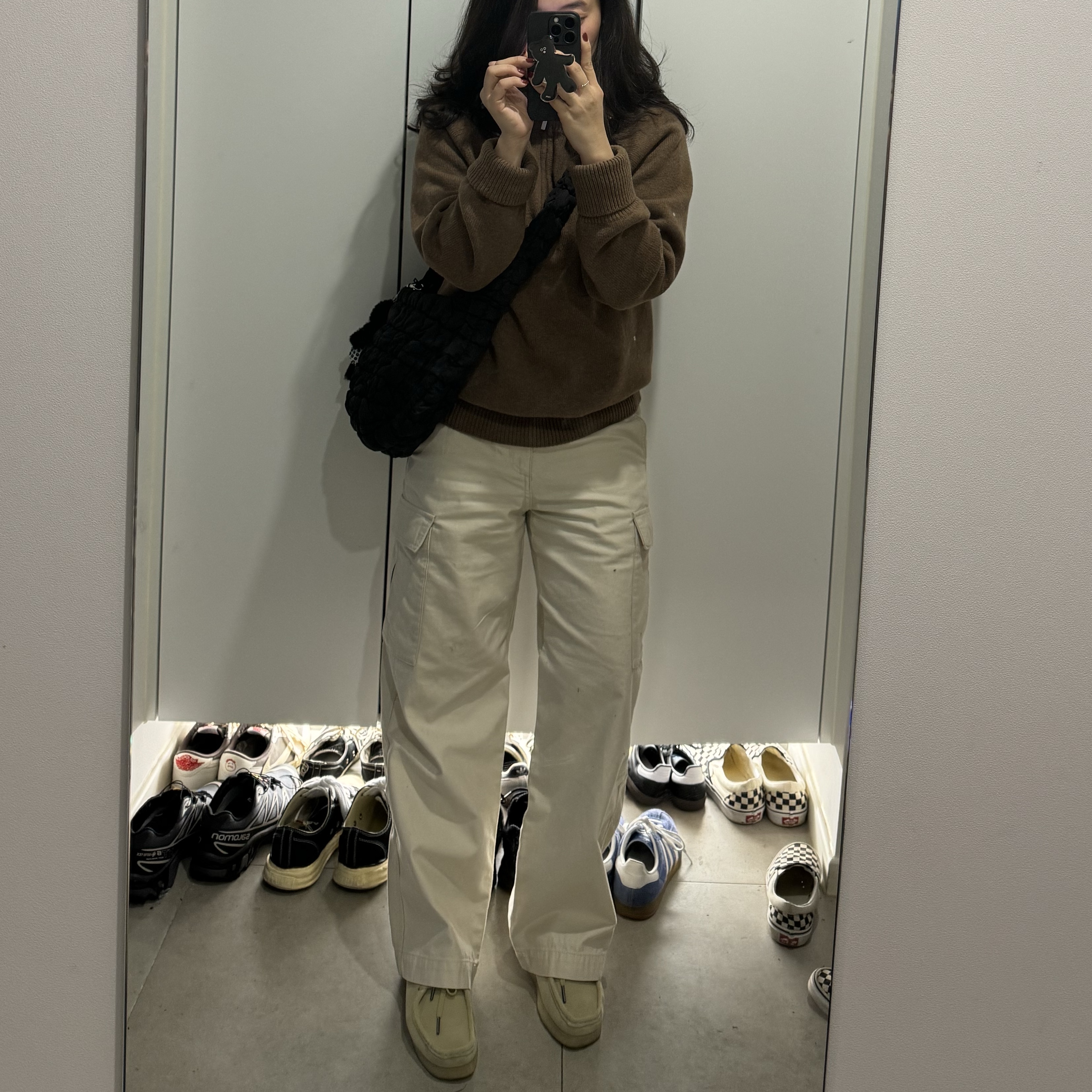 (W) Clarks Wallabee Maple Suede, COS Quilted Messenger Bag Black 착용 스타일