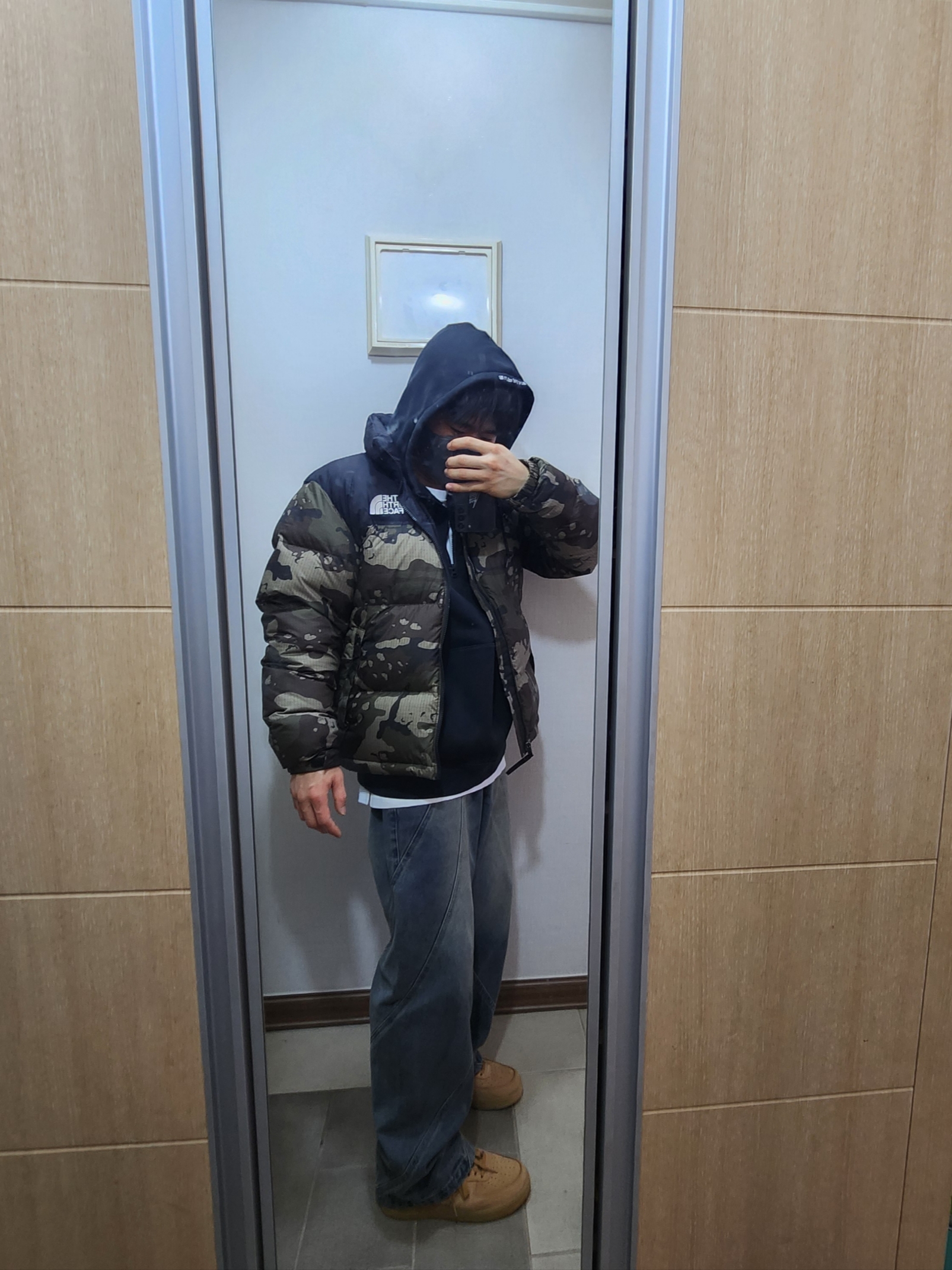 Nike Air Force 1 '07 WB Flax, The North Face 1996 Novelty Nuptse Jacket Woodland Camo 착용 스타일 - 1