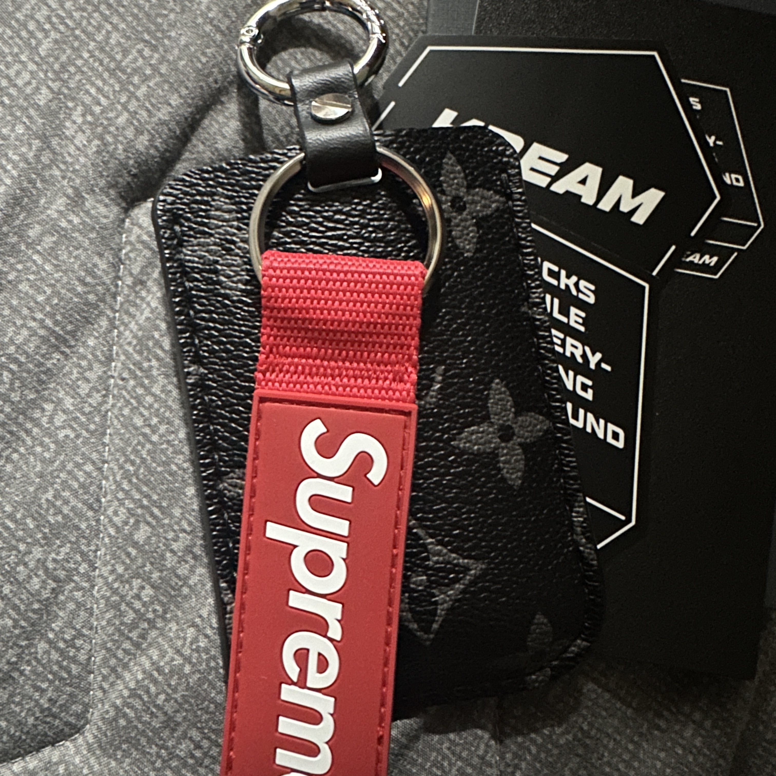 Supreme Webbing Keychain Red - 23SS 착용 스타일