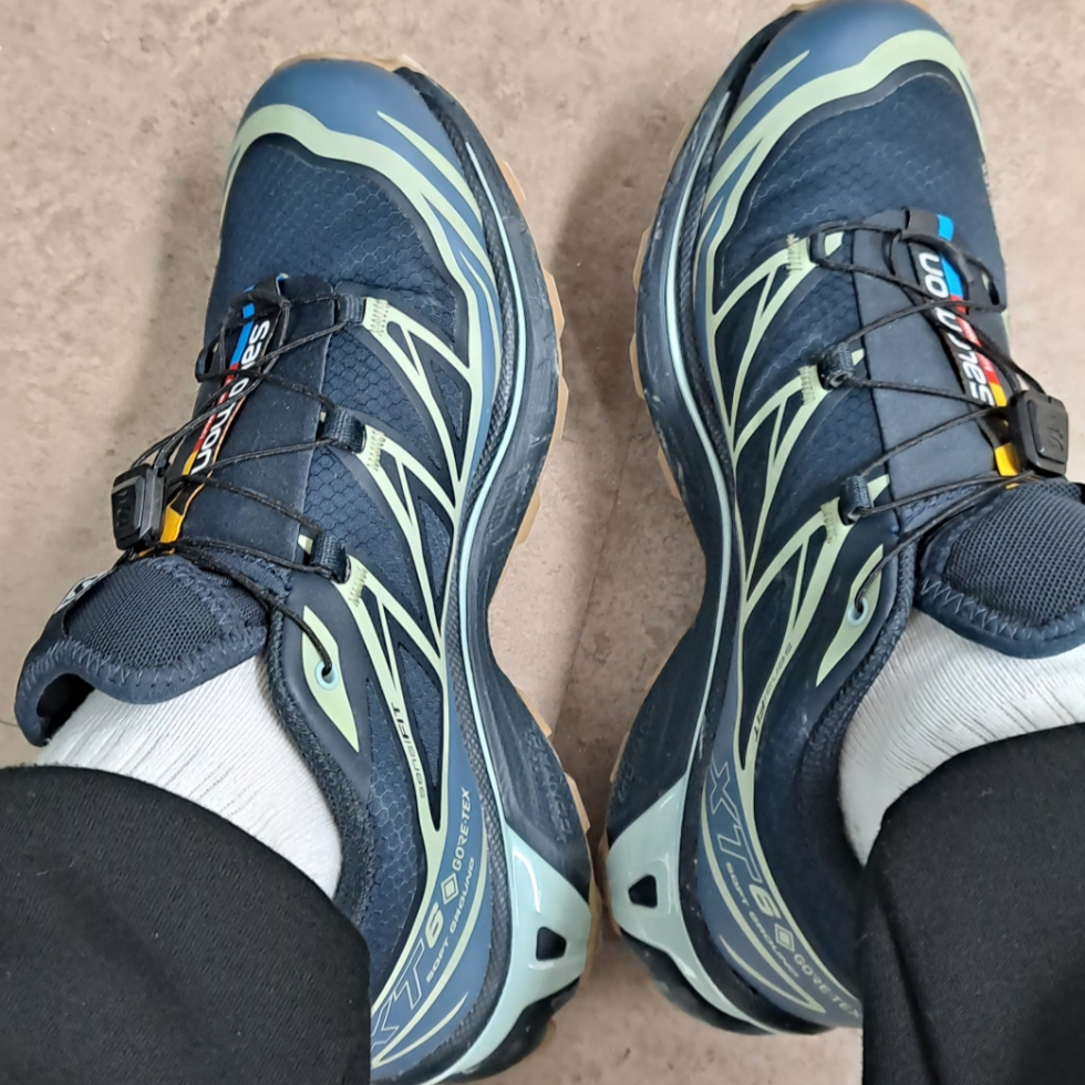 Salomon XT-6 GTX Carbon Bering Sea 착용 스타일