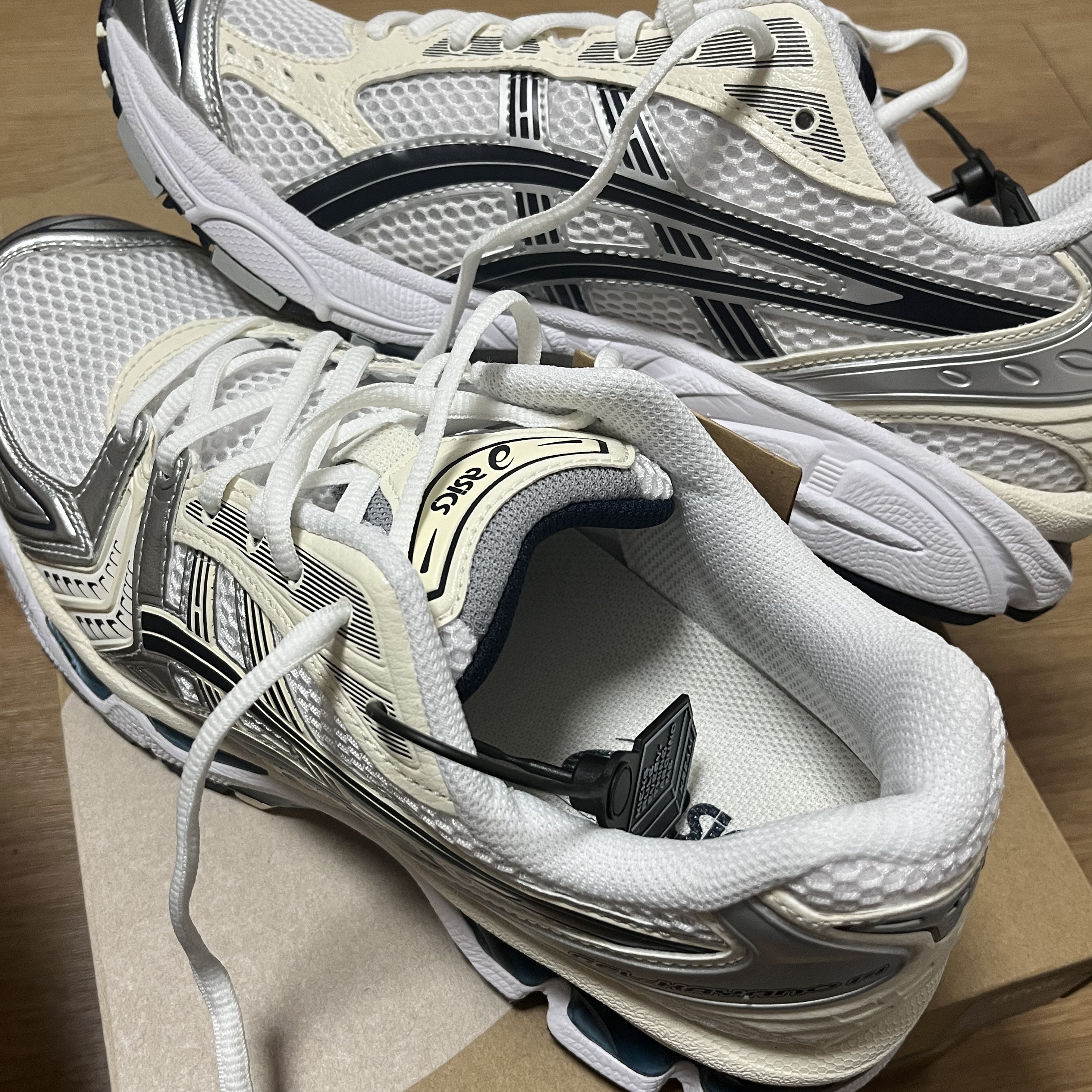 (W) Asics Gel-Kayano 14 White Midnight 착용 스타일