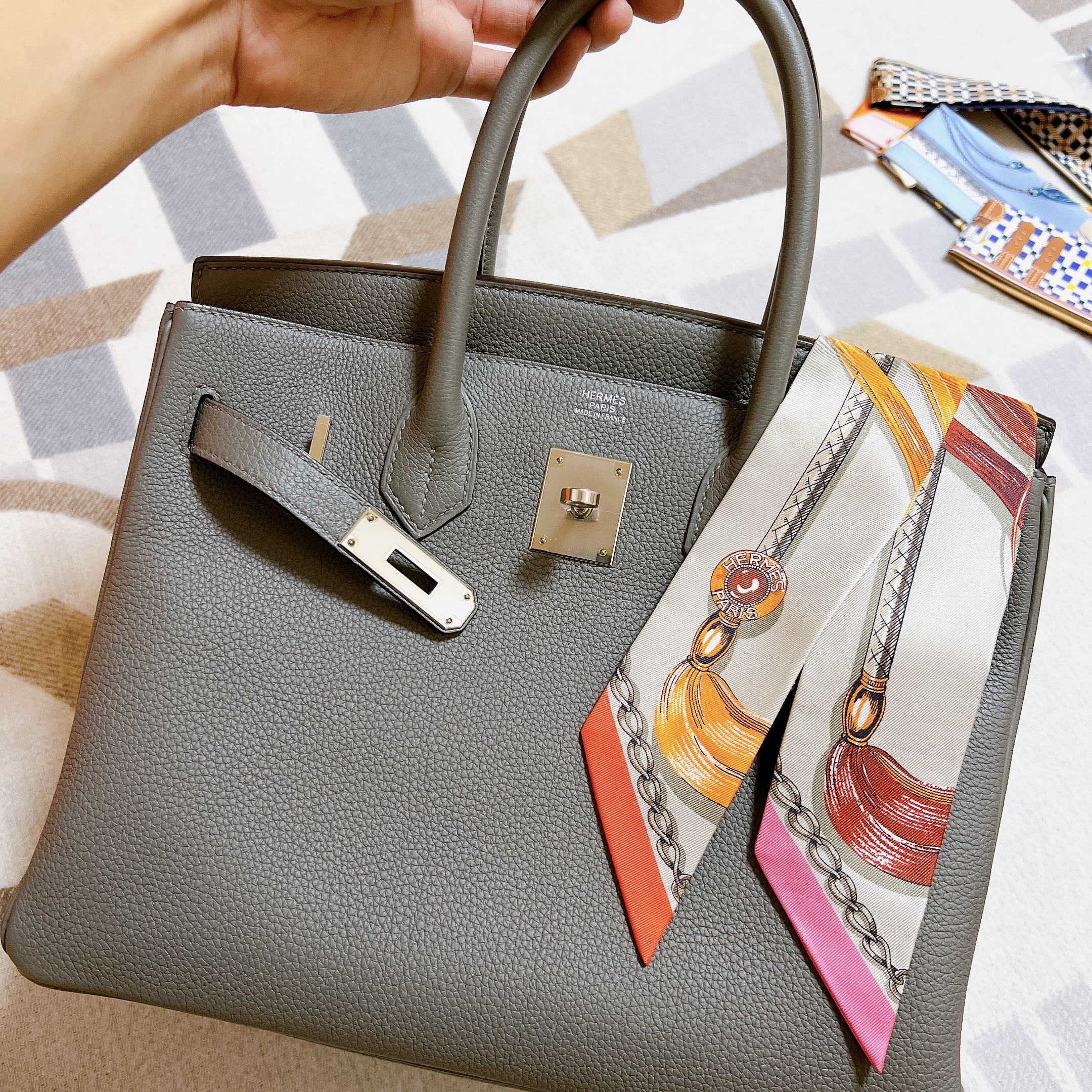 (W) Hermes Cavalcades Twilly Gris Perle Orange Acajou 착용 스타일 - 2