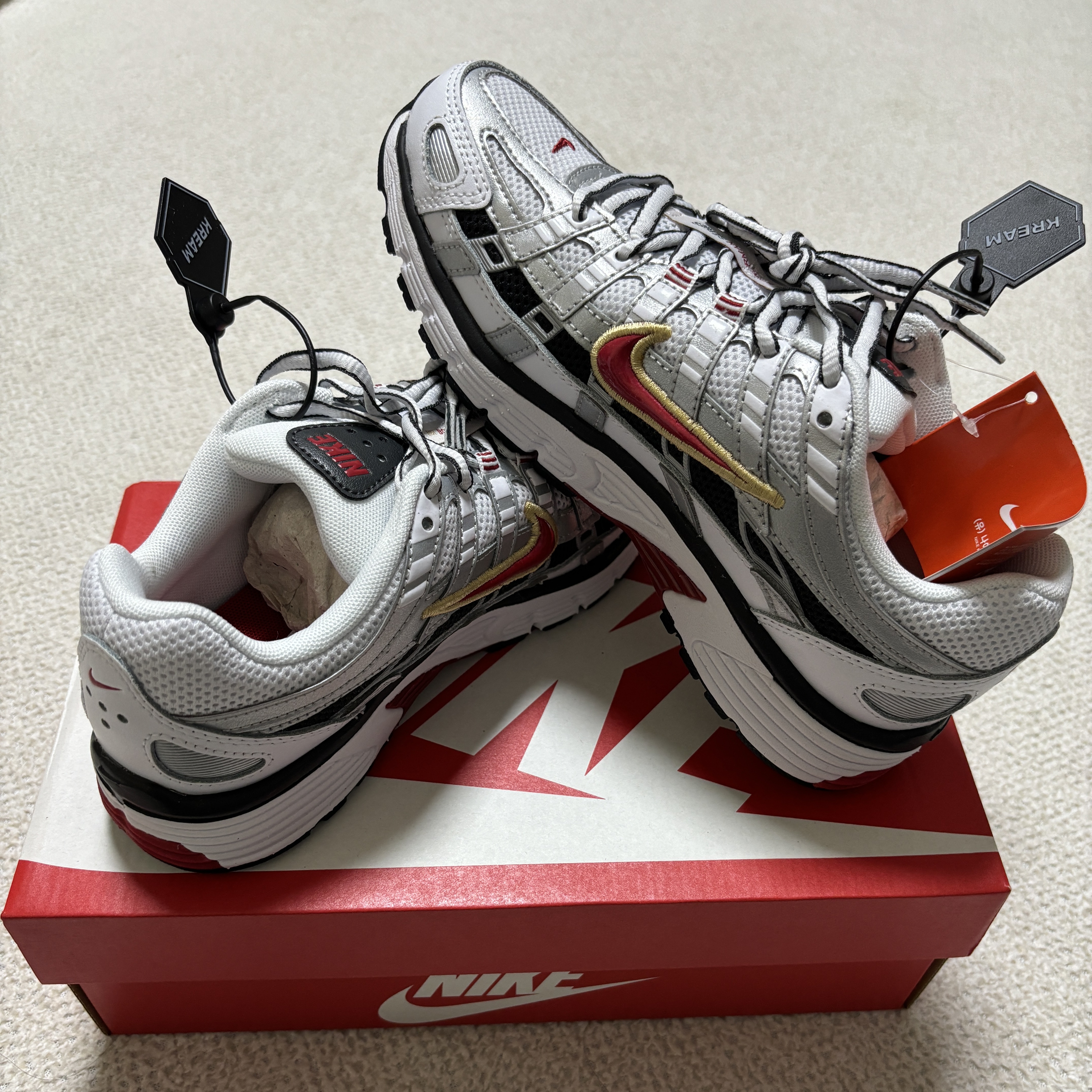 (W) Nike P-6000 Metallic Silver Red 착용 스타일 - 3