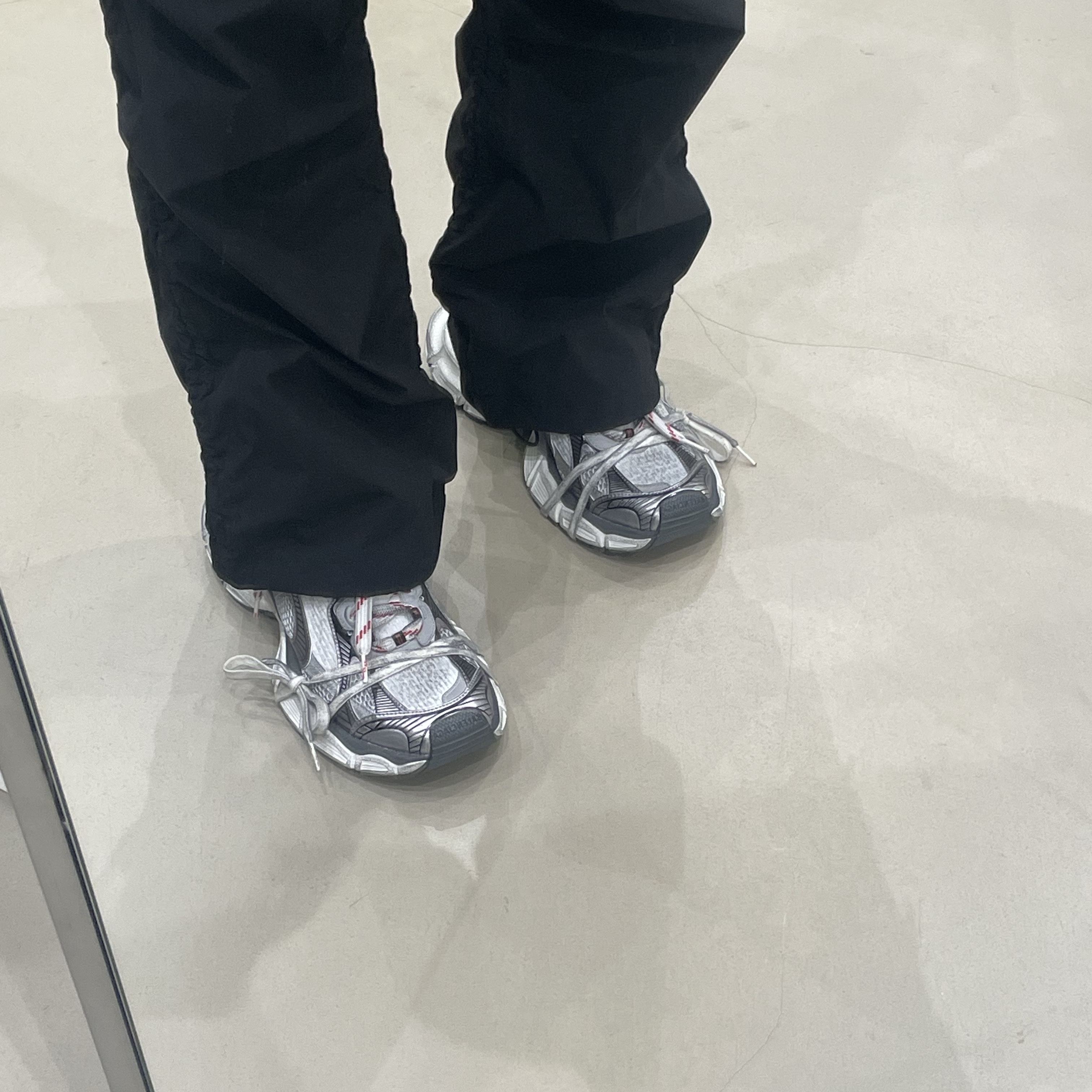 Balenciaga 3XL Sneakers Grey White Red 착용 스타일 - 1