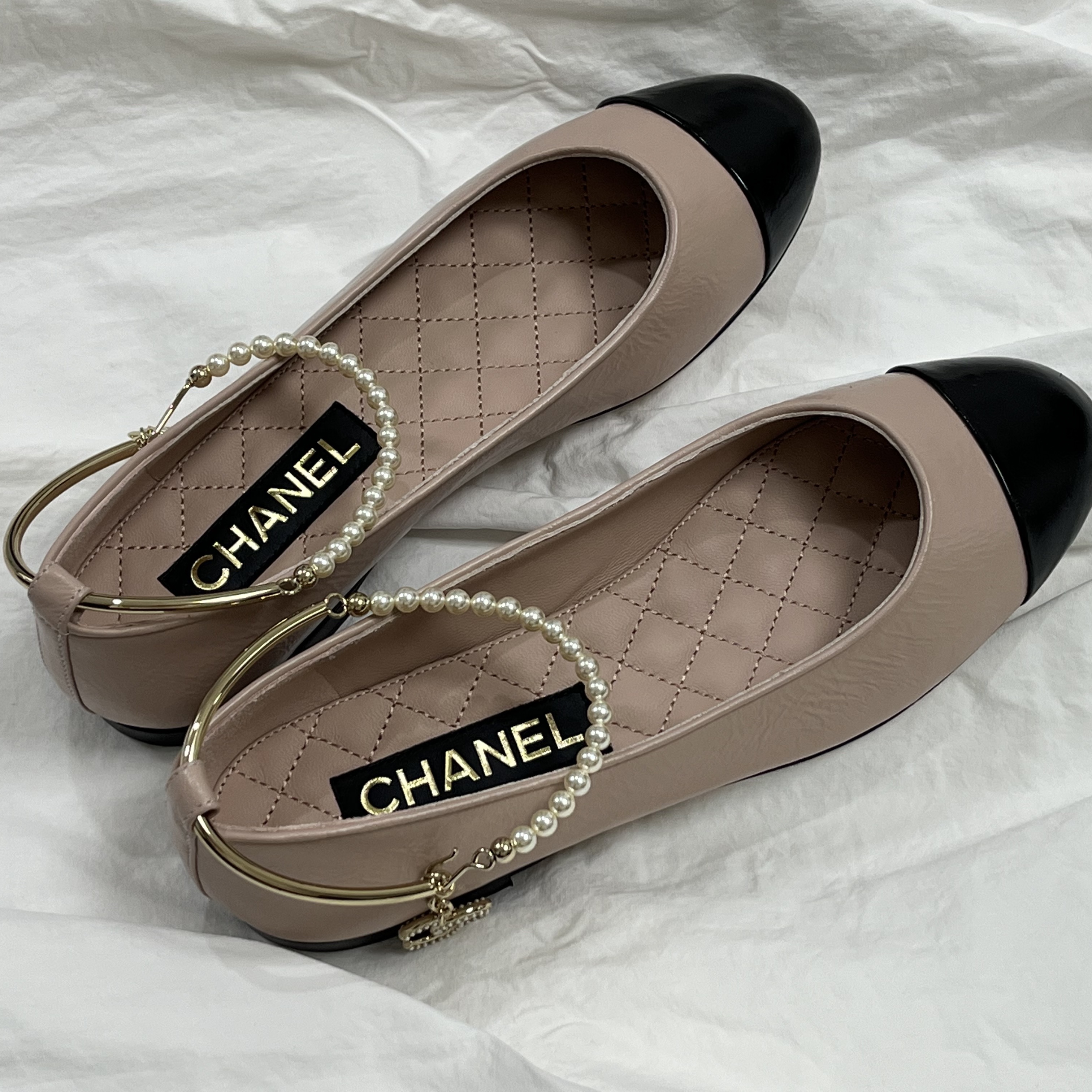 (W) Chanel Ballerina Flat Shiny Lambskin Metal Imitation Pearls & Light Pink Black 착용 스타일 - 1