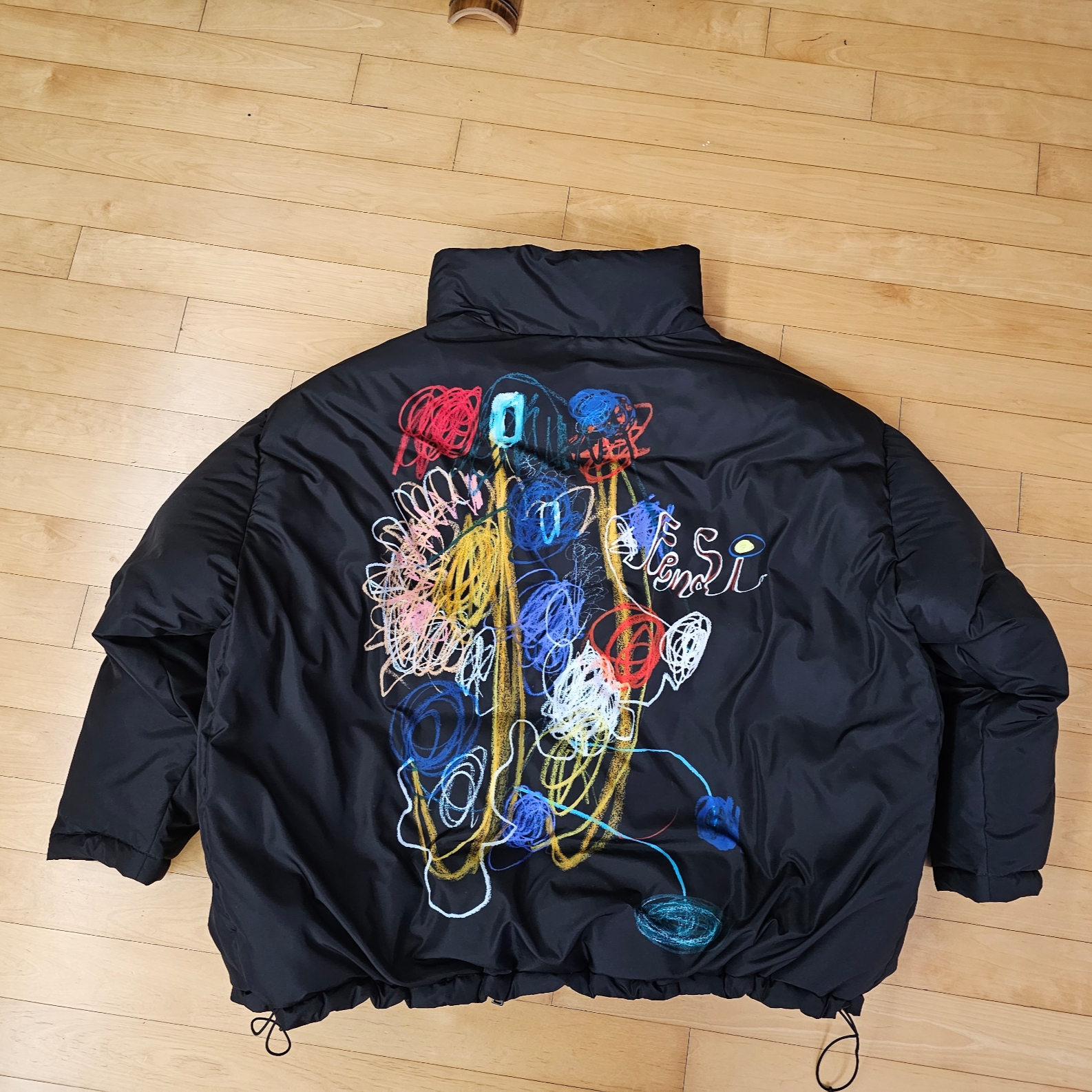 Fendi Scribble Print Puffer Jacket Black Multicolor 착용 스타일 - 2
