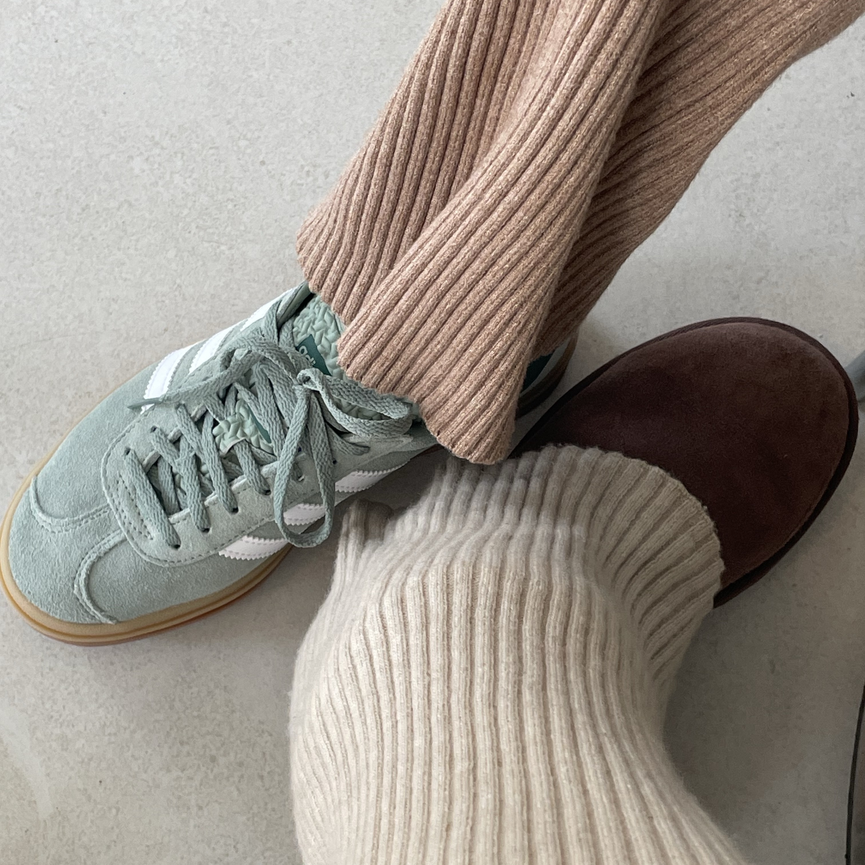 (W) Adidas Gazelle Bold Silver Green Cloud White, (W) UGG Classic Short II Burnt Cedar 착용 스타일