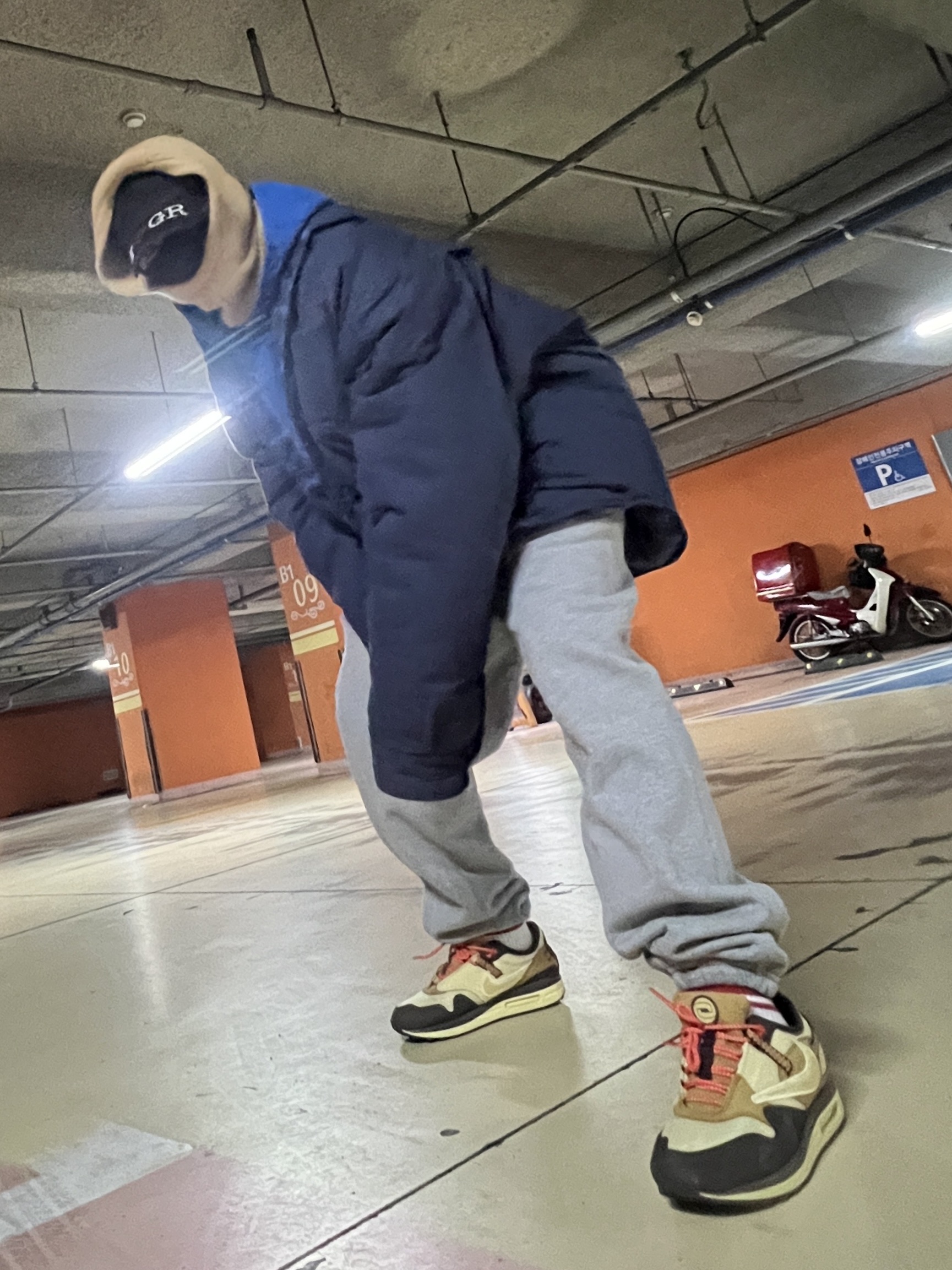 Nike x Travis Scott Air Max 1 Cact.us Brown, Nike x Stussy NRG Fleece Pants Dark Grey Heather (DO9340-063) 착용 스타일