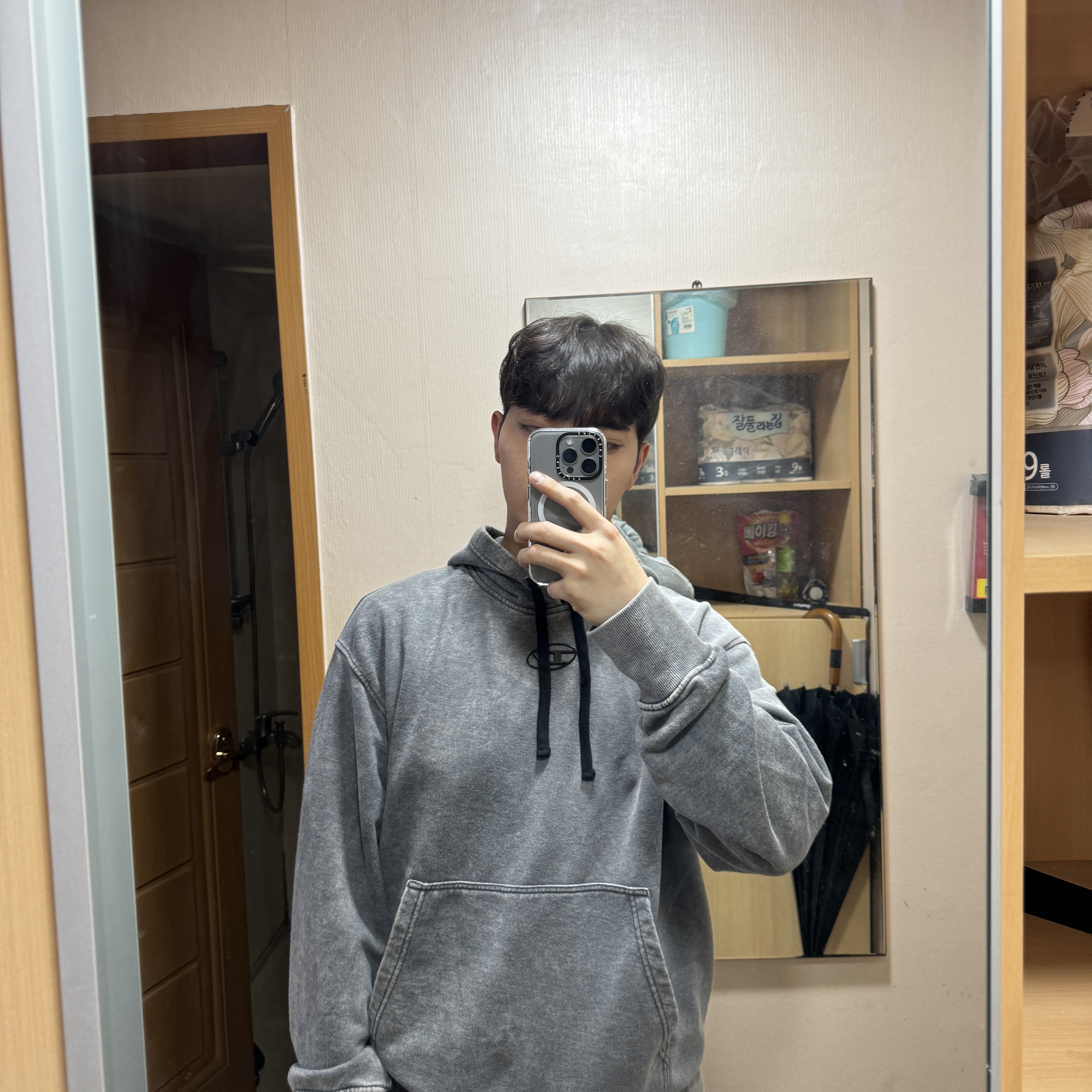 Diesel S-Macs-Hood-G2 Overdyed Hoodie with Logo Black 착용 스타일