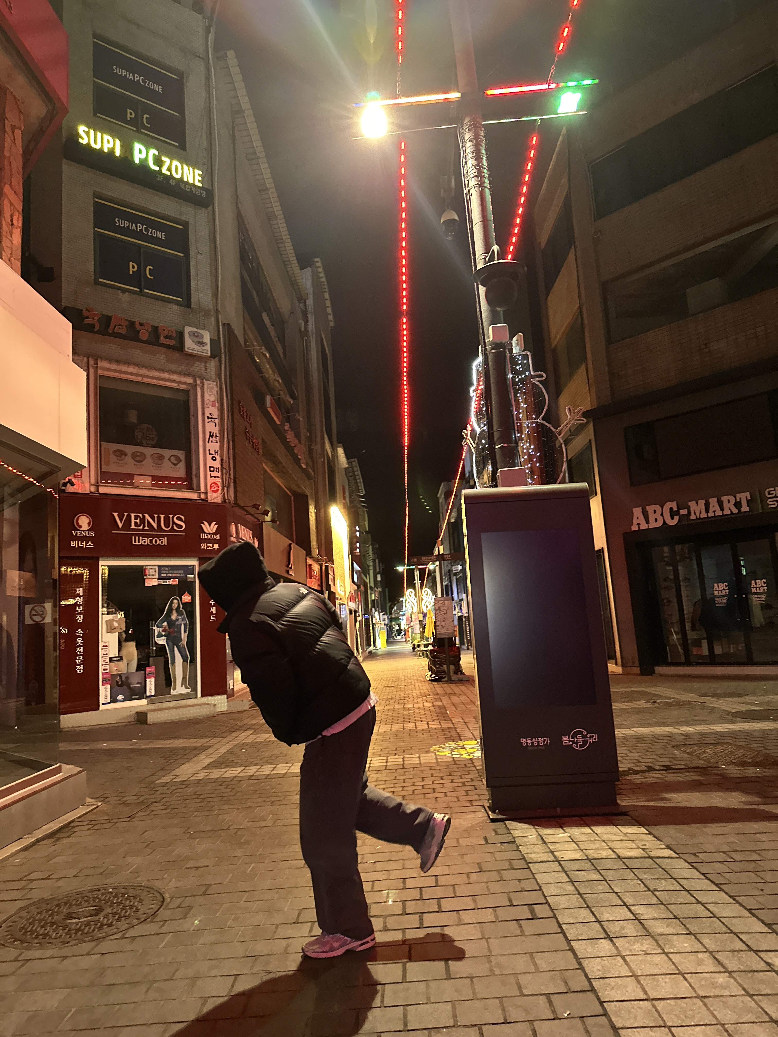 The North Face 1996 Eco Nuptse Jacket Black, Asics Gel-1090 Piedmont Grey 착용 스타일