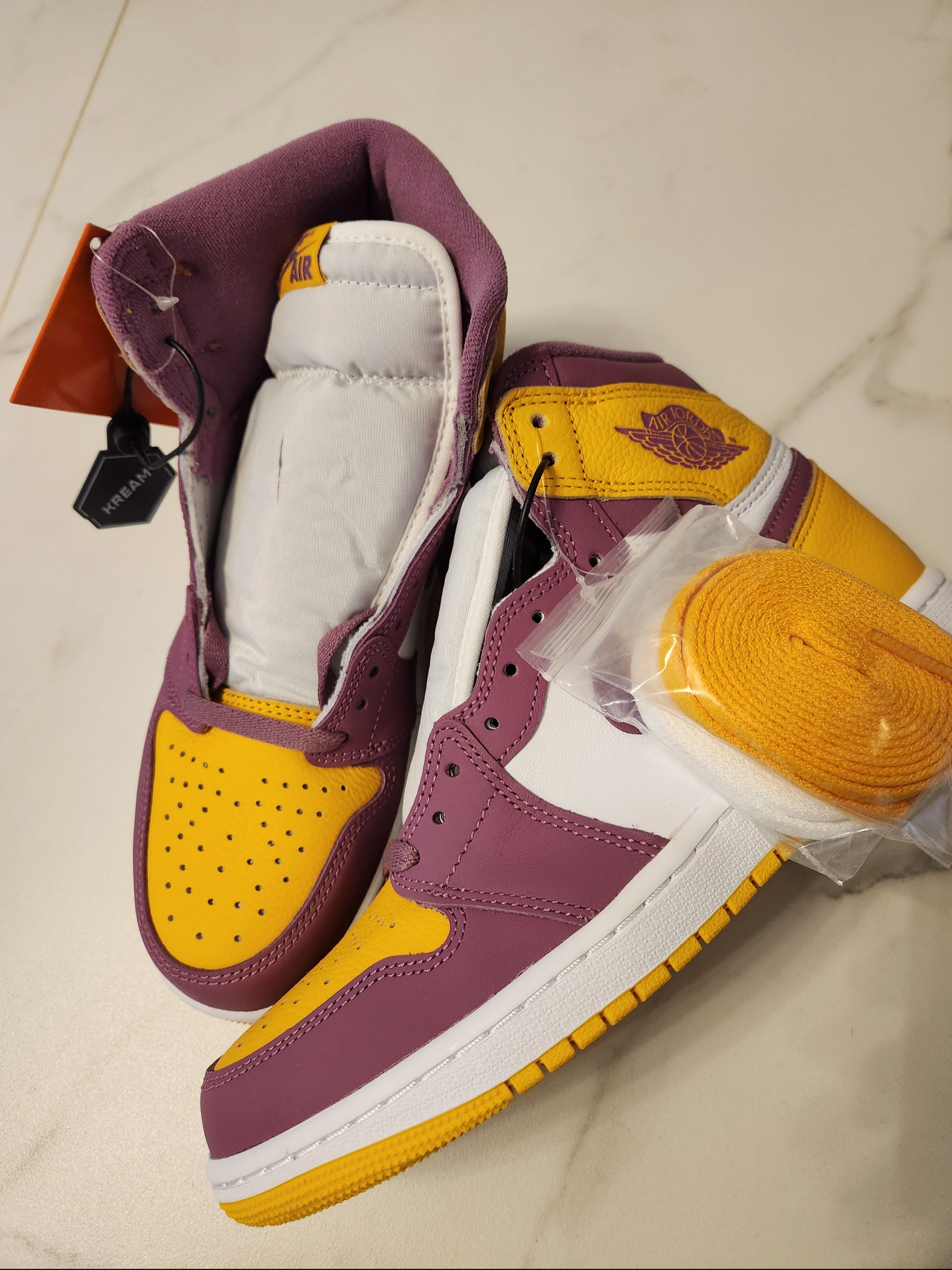Jordan 1 Retro High OG University Gold Light Bordeaux 착용 스타일