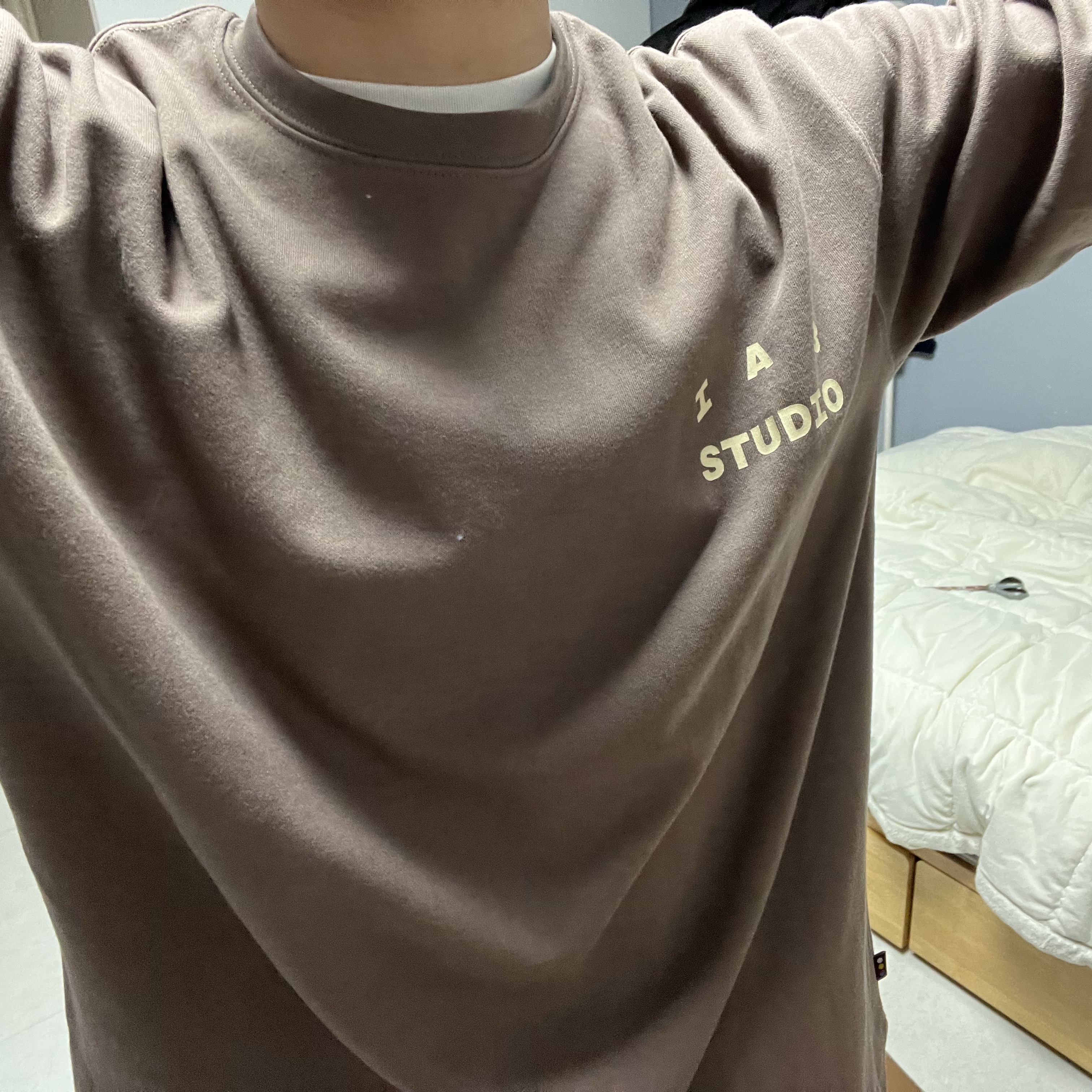 IAB Studio Long Sleeve Choco Cream 착용 스타일