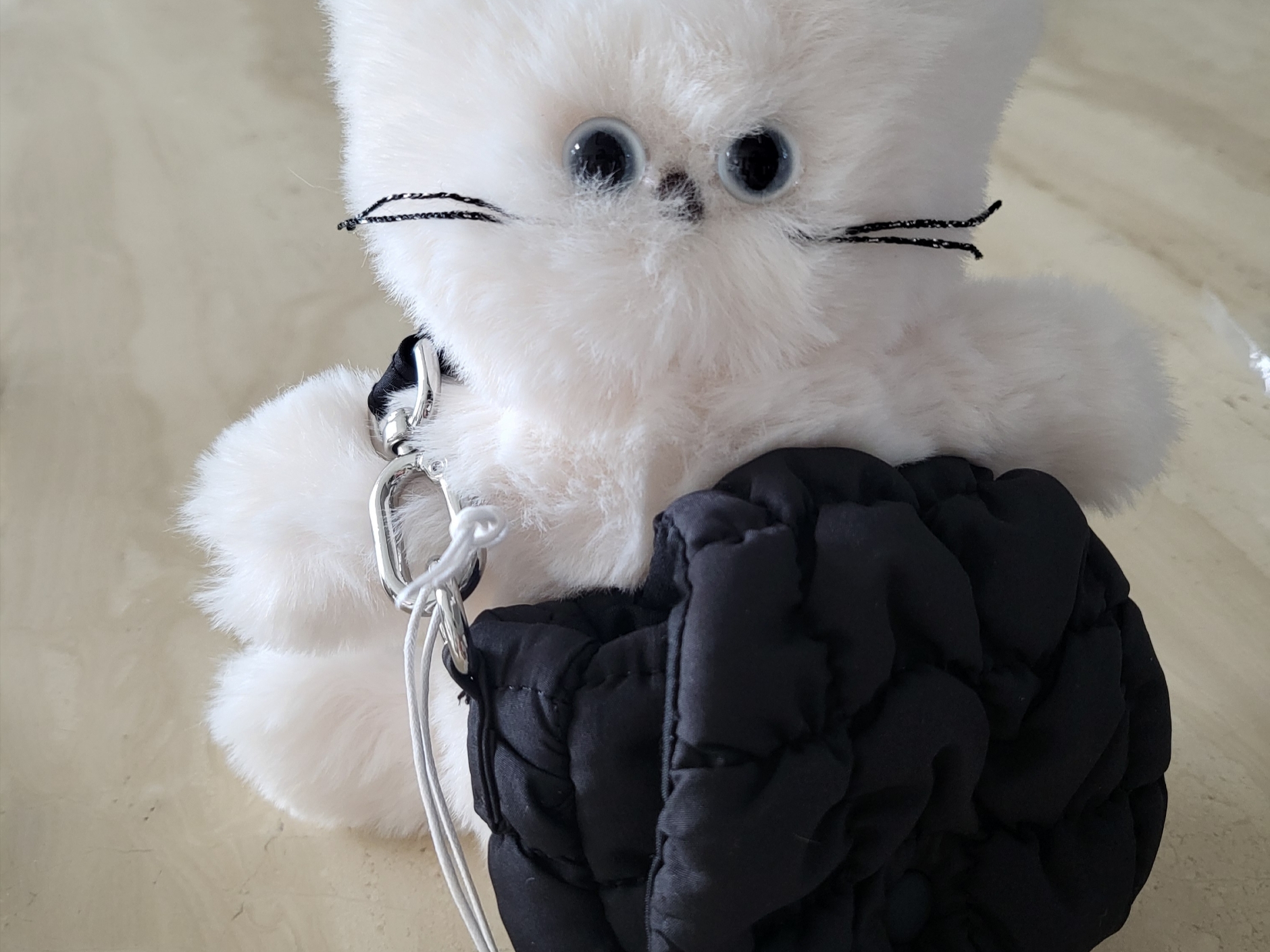 COS Quilted Nano Bag Black 착용 스타일