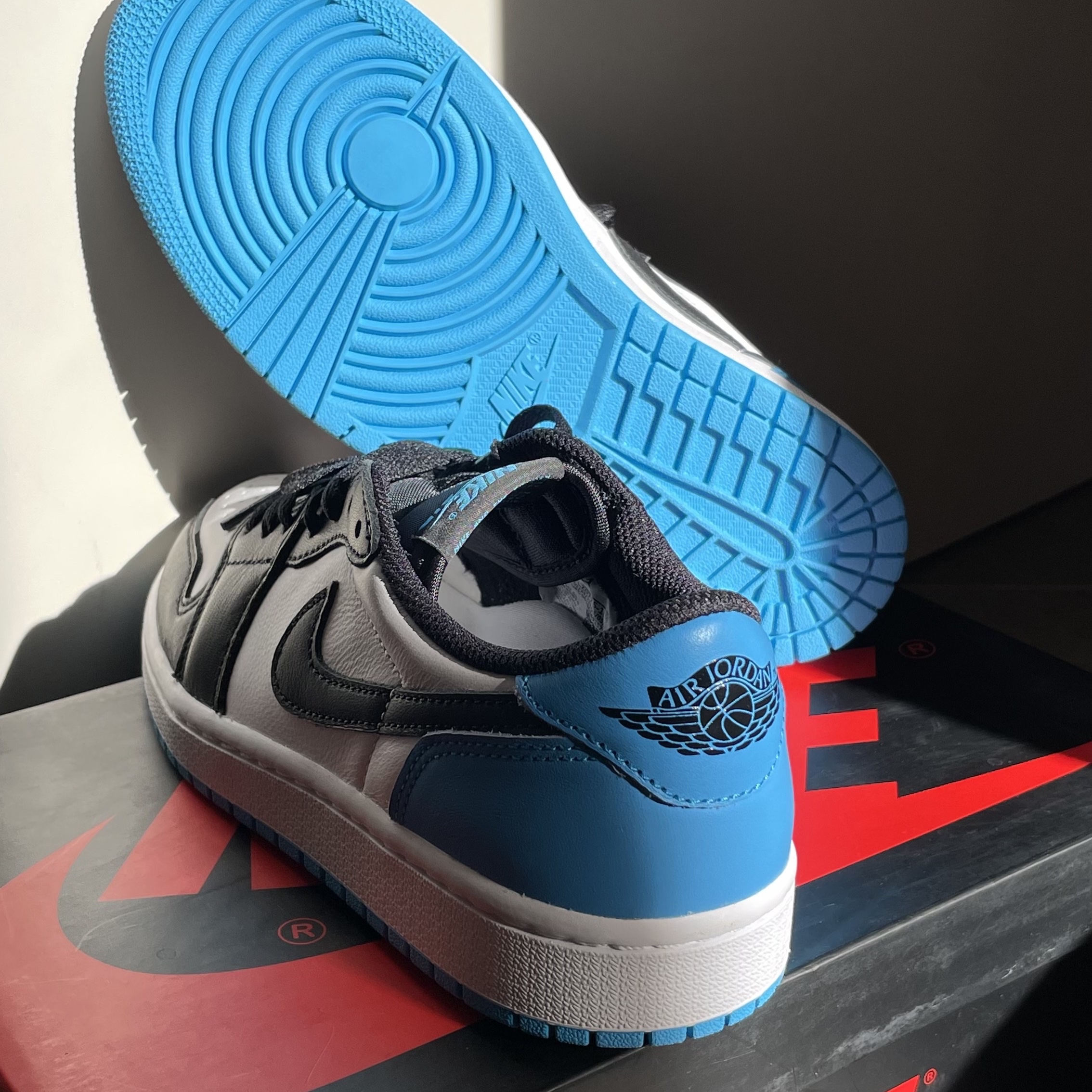 (W) Jordan 1 Retro Low OG Black and Dark Powder Blue 착용 스타일 - 1