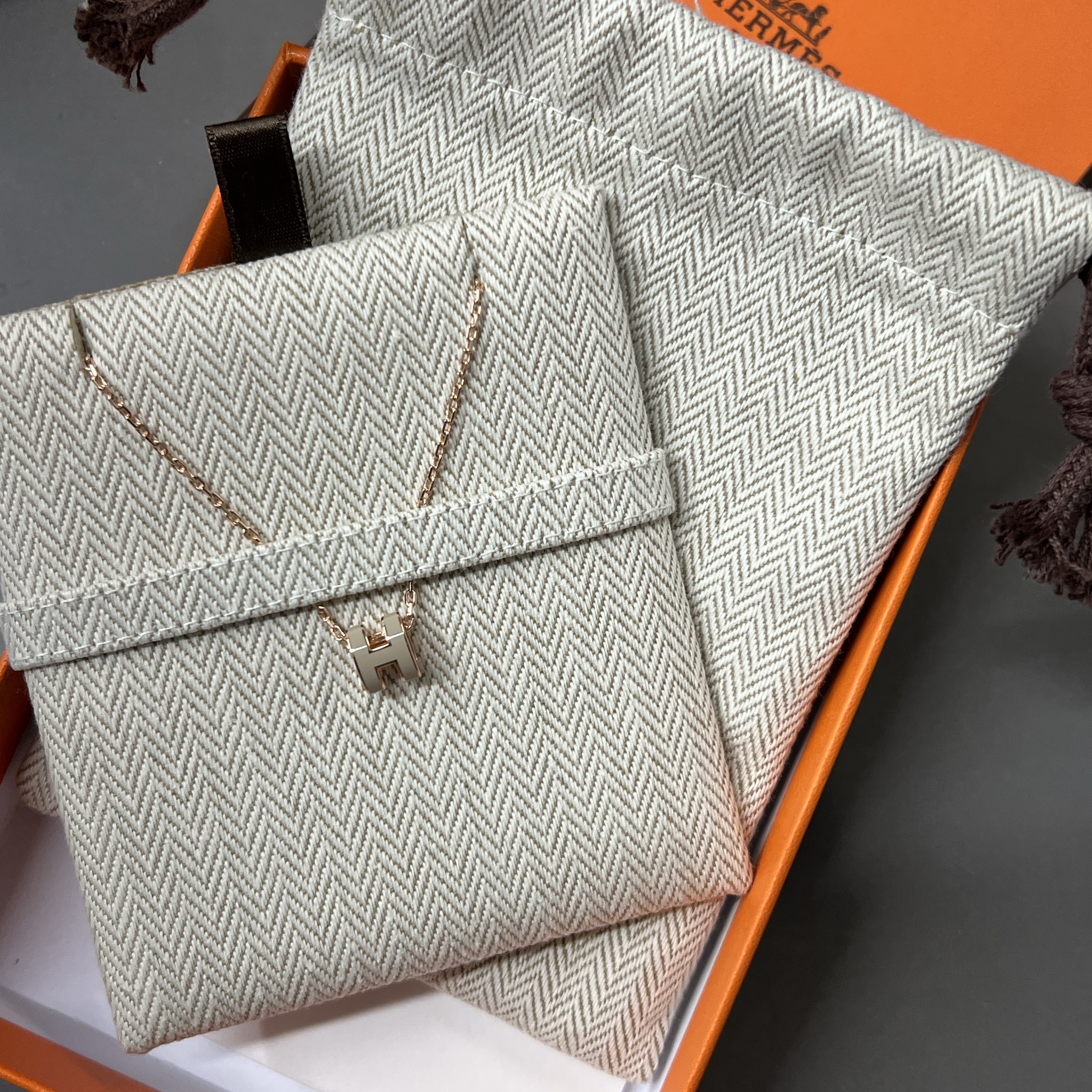 (W) Hermes Mini Pop H Pendant Rose Gold & Marron Glace 착용 스타일