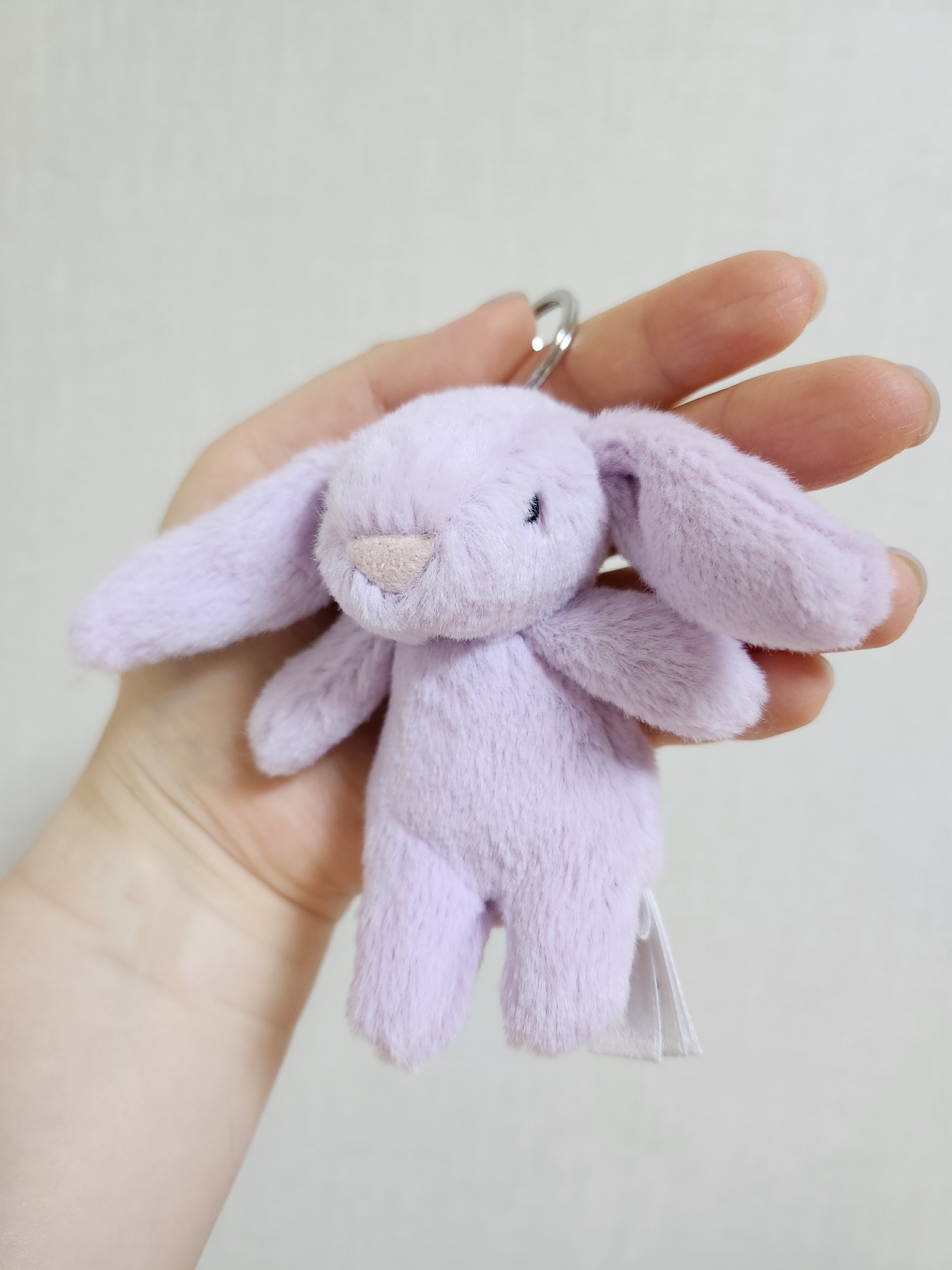 Jellycat Bashful Bunny Bag Charm Lavender, Jellycat Bashful Bunny Bag Charm Cream 착용 스타일 - 2