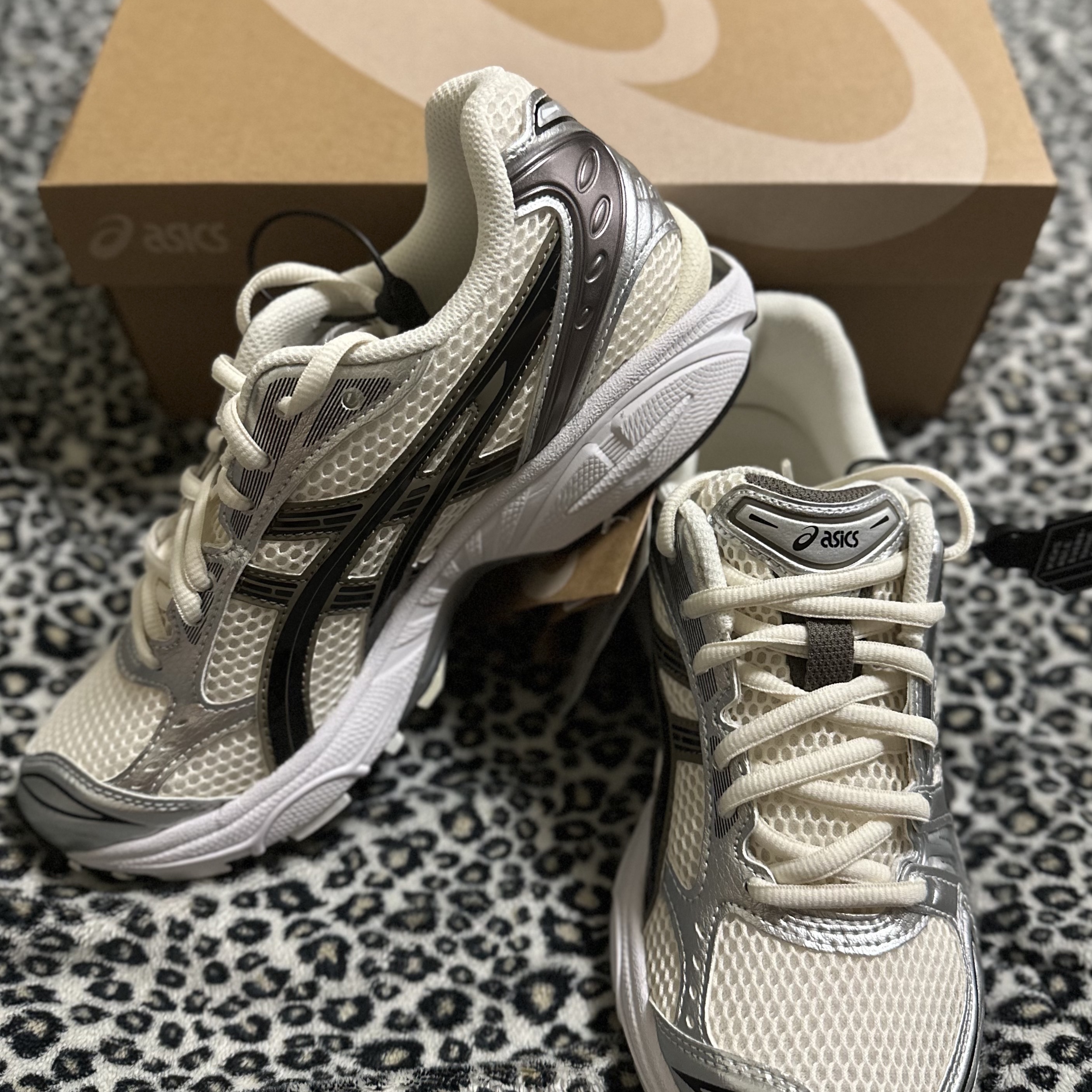 Asics Gel-Kayano 14 Cream Black 착용 스타일