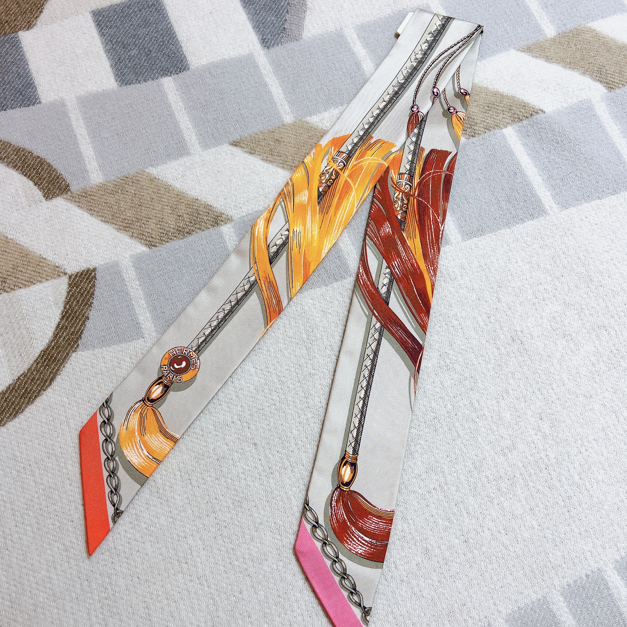 (W) Hermes Cavalcades Twilly Gris Perle Orange Acajou 착용 스타일 - 4
