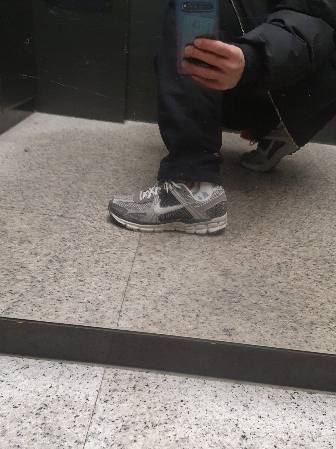 (W) Nike Zoom Vomero 5 Cobblestone and Flat Pewter 착용 스타일 - 2
