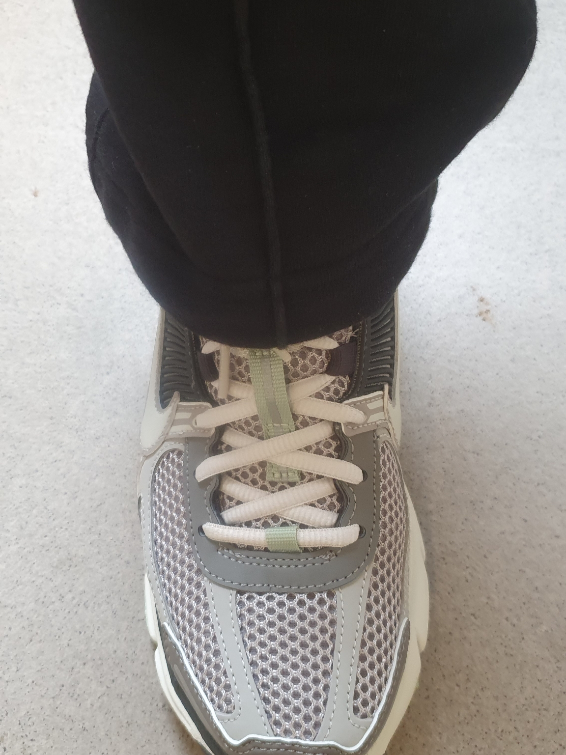 (W) Nike Zoom Vomero 5 Cobblestone and Flat Pewter 착용 스타일 - 1