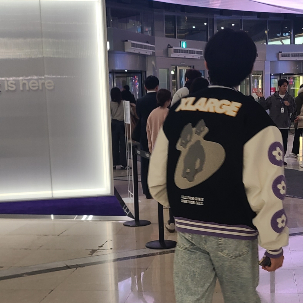Vandy The Pink x XLarge Varsity Jacket 착용 스타일 - 2
