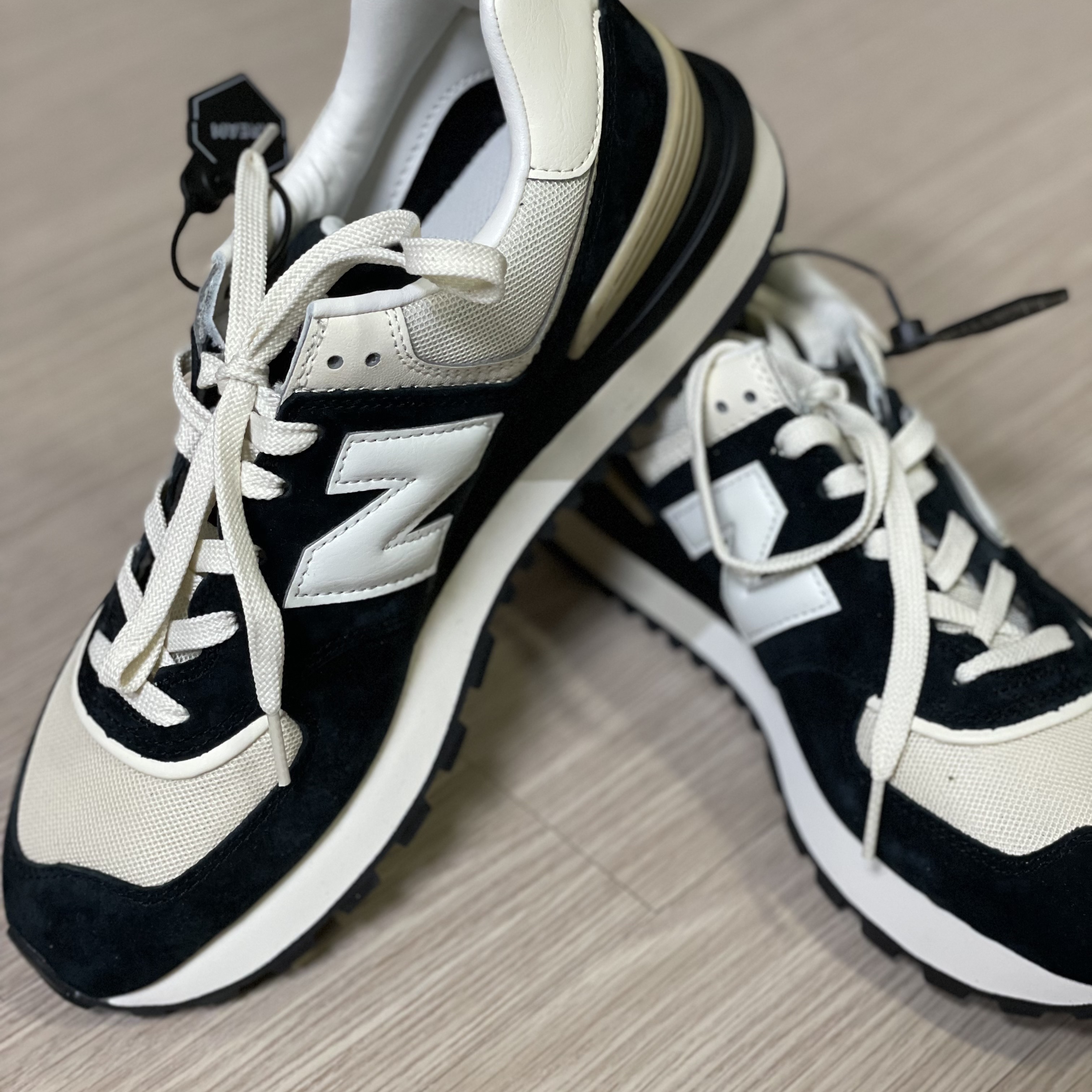 New Balance 574 Legacy Black Angora 착용 스타일 - 1