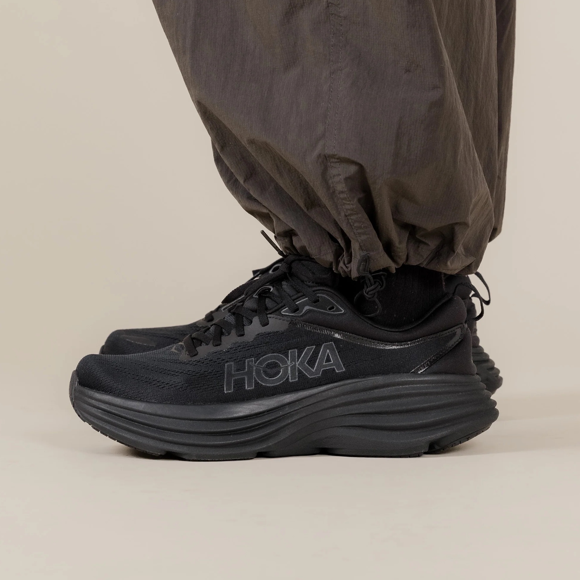 Hoka Tor Ultra High Lunar Rock Diva Blue, Hoka Bondi 8 Black - Wide 착용 스타일 - 5