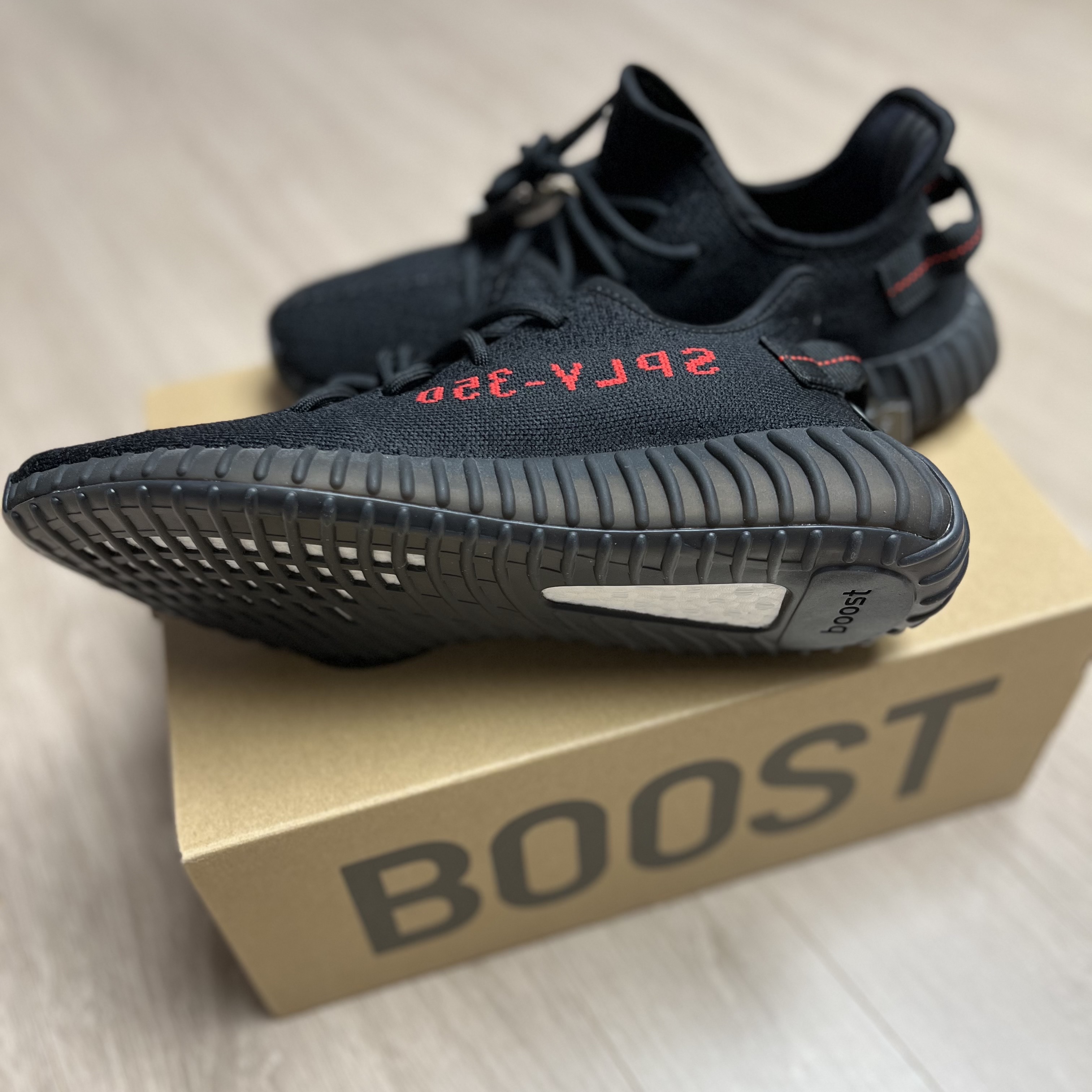 Adidas Yeezy Boost 350 V2 Black Red 2020 착용 스타일 - 2