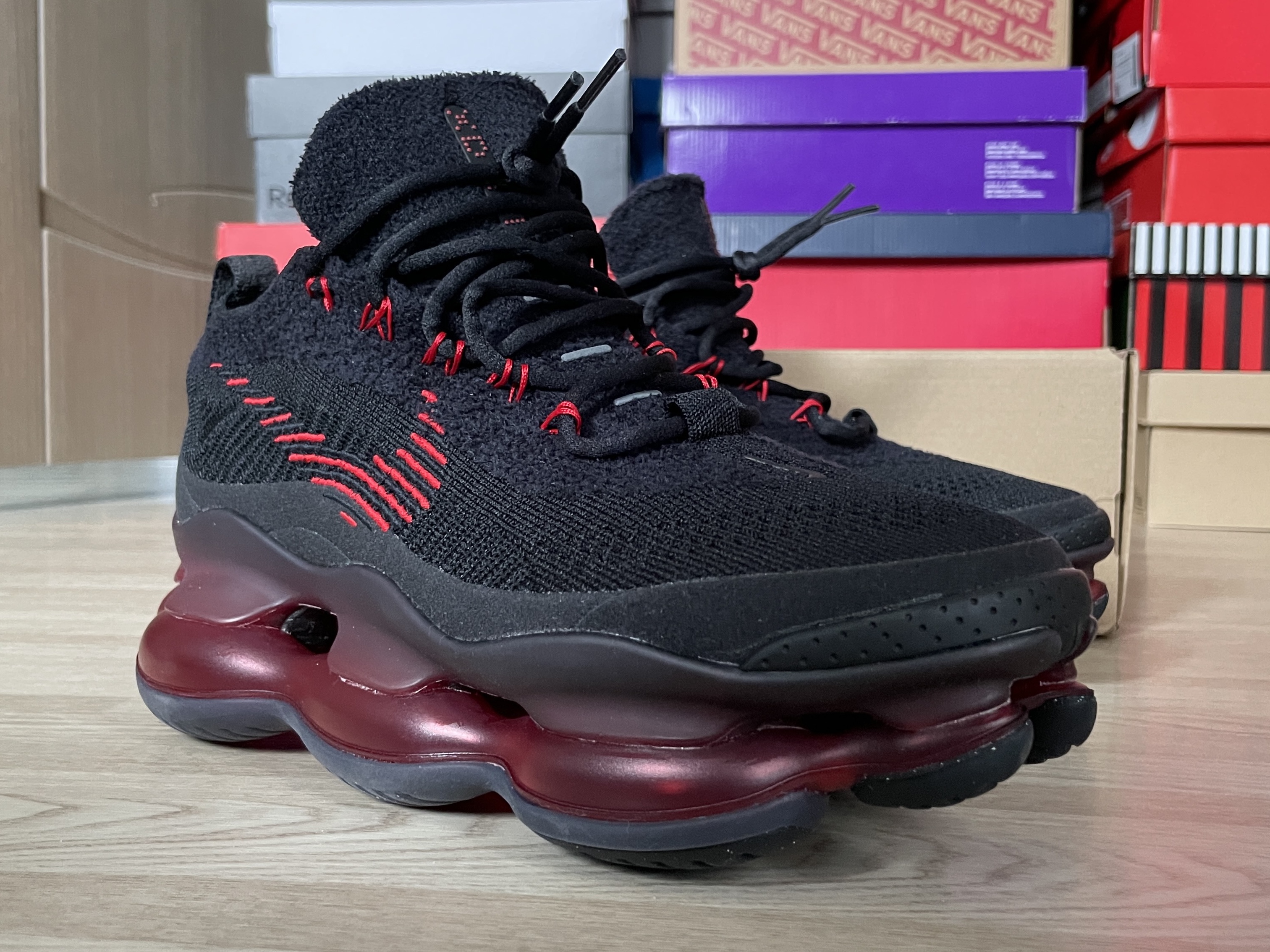 Nike Air Max Scorpion Flyknit Black and University Red 착용 스타일 - 1