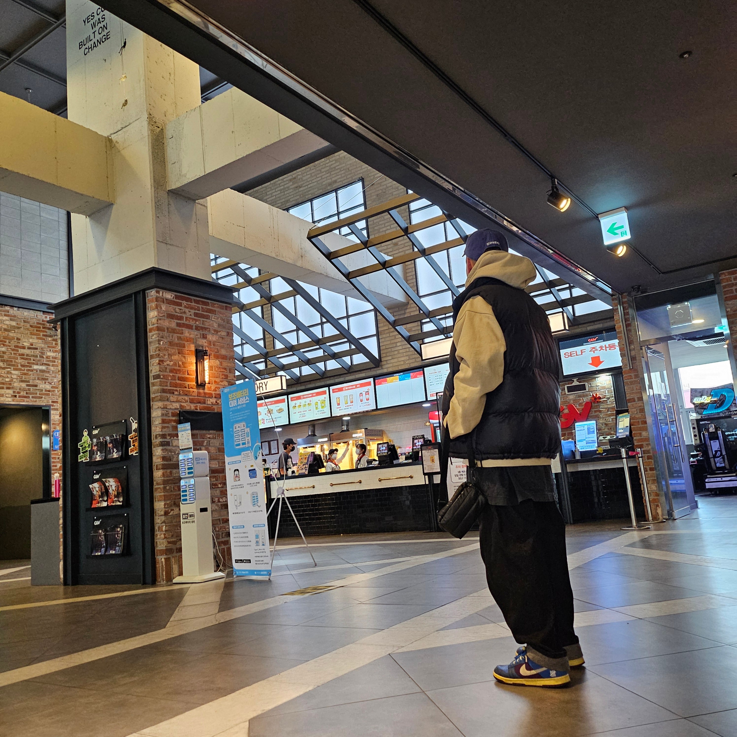 Stussy Web Zip Hoodie Khaki, The North Face Nuptse On Ball Vest Real Black 착용 스타일 - 3
