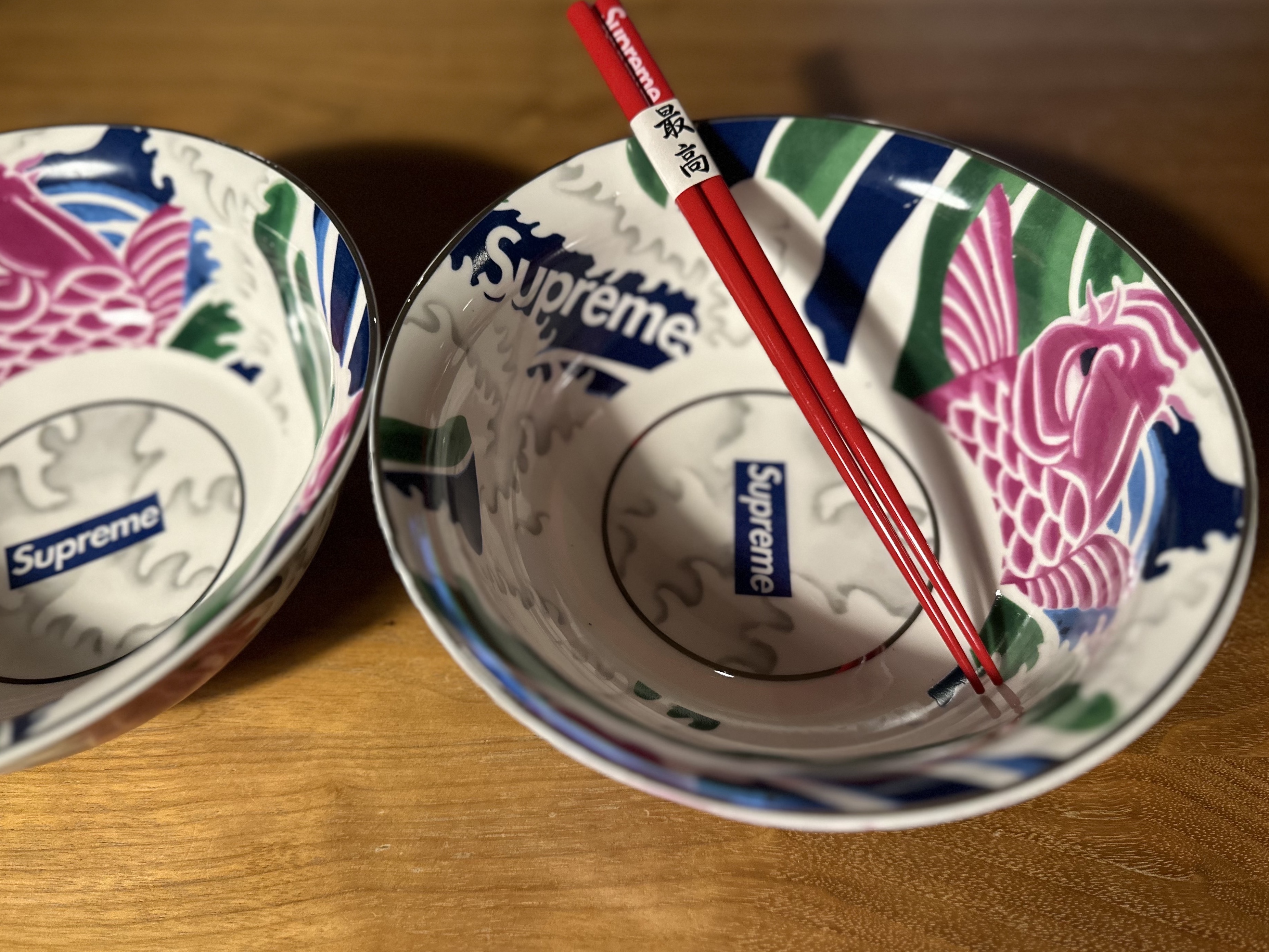 Supreme Zoni Glitter Bowl Silver - 23FW, Supreme Zoni Glitter Bowl Red - 23FW 착용 스타일 - 4