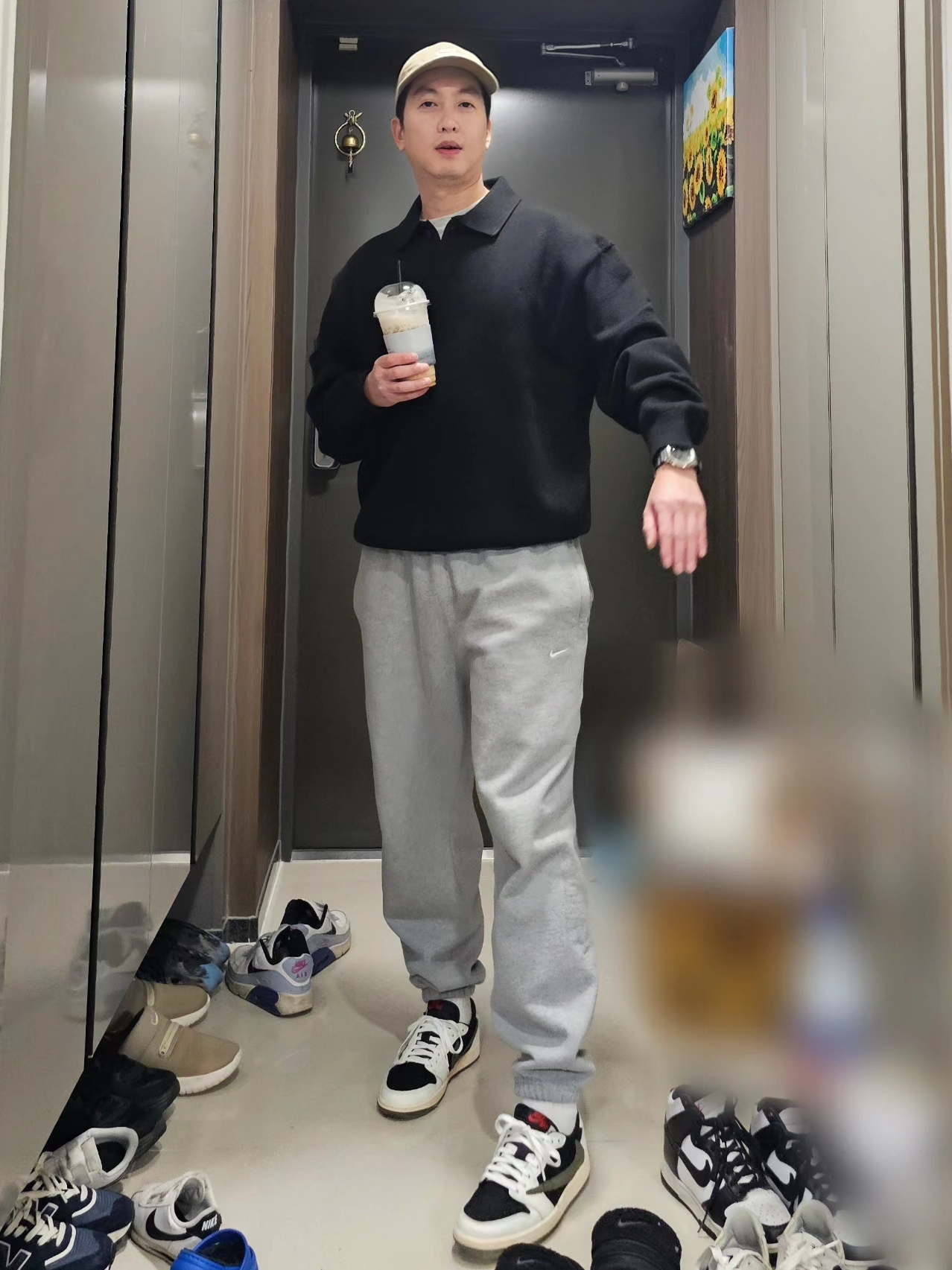 Essentials The Black Collection Knit Polo Black - 23SS, Nike NRG Solo Swoosh Fleece Pants Dark Grey Heather - Asia 착용 스타일 - 1