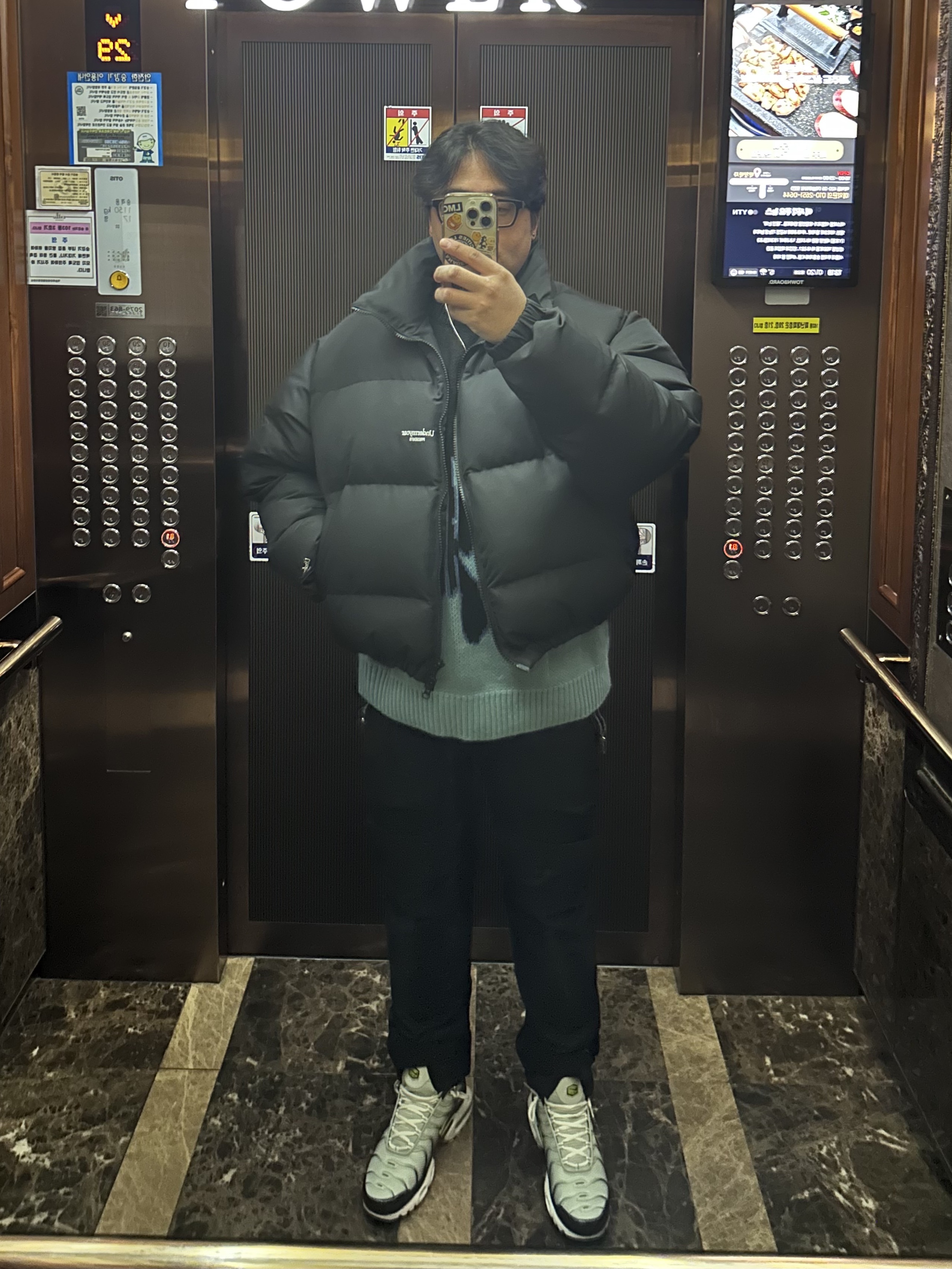 Undermycar Mu.15 Anti Fxxking Logo Play Triple Logo Crop Padding Jacket Black, Nike Air Max Plus Black Bright Cactus 착용 스타일 - 1