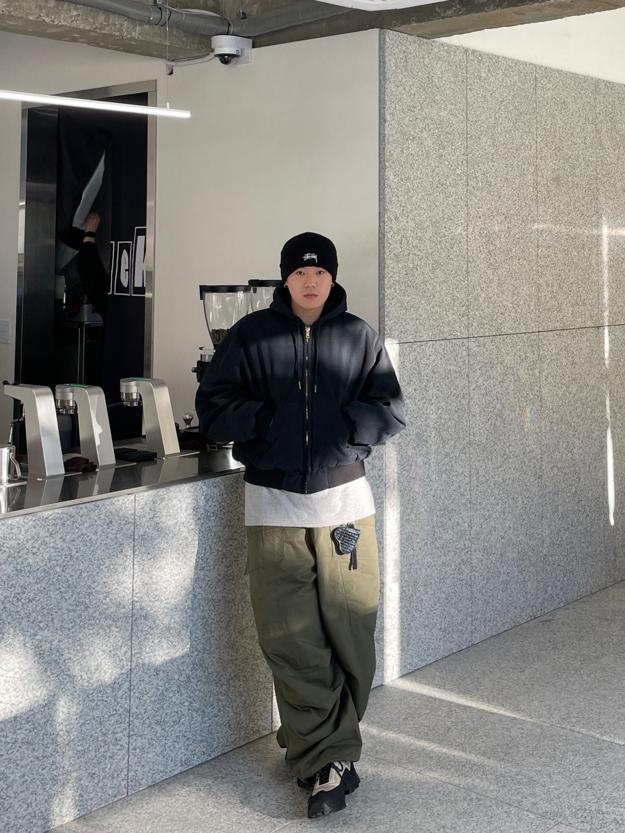 Supreme Woven Large Tote Black - 23SS, Stussy Stock Cuff Beanie Black 착용 스타일 - 5