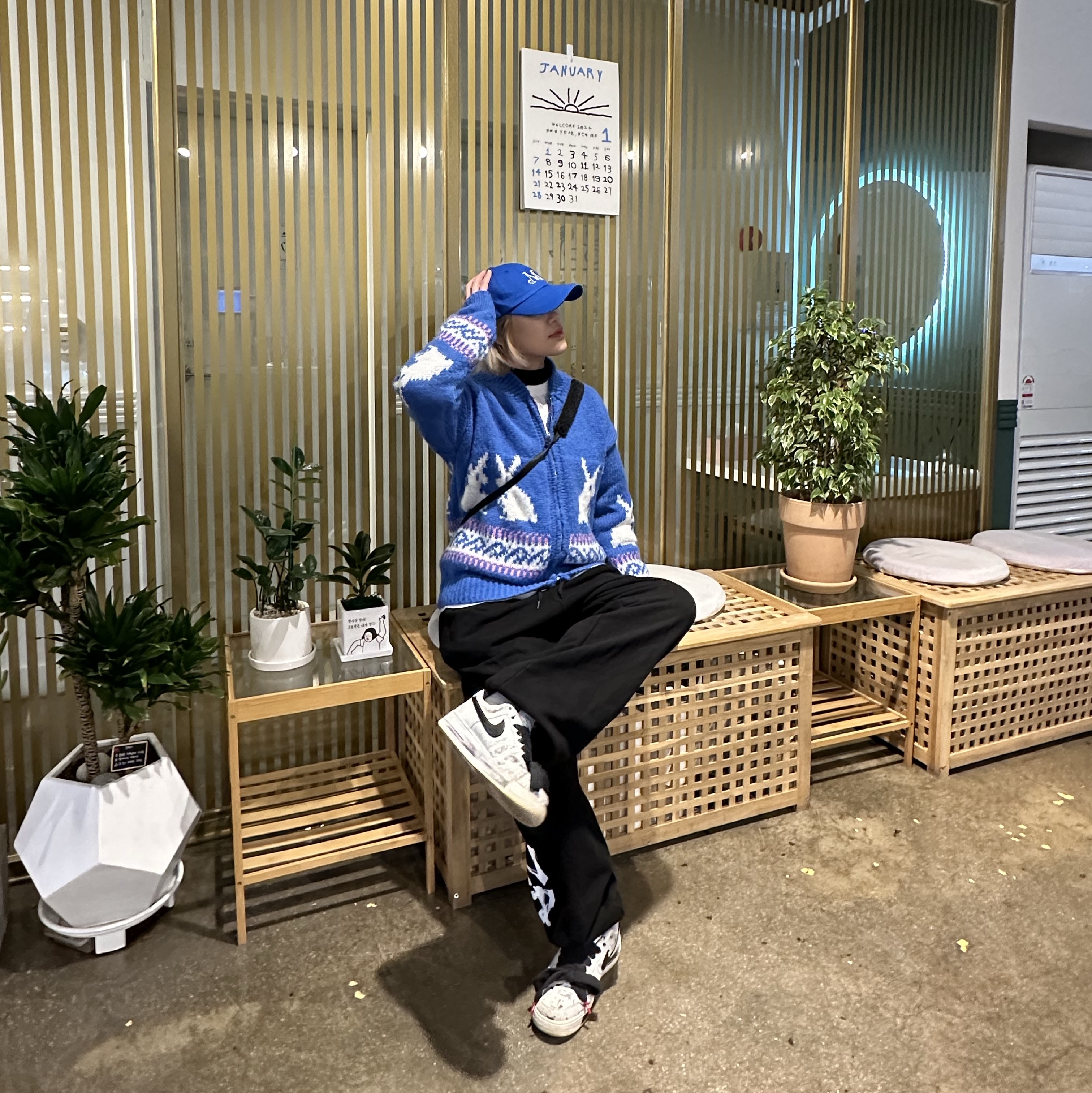 (Kids) Nike NSW Faux Fur Crossbody Bag Black, Nike x Peaceminusone Air Force 1 Low Para-Noise 2.0 착용 스타일 - 1