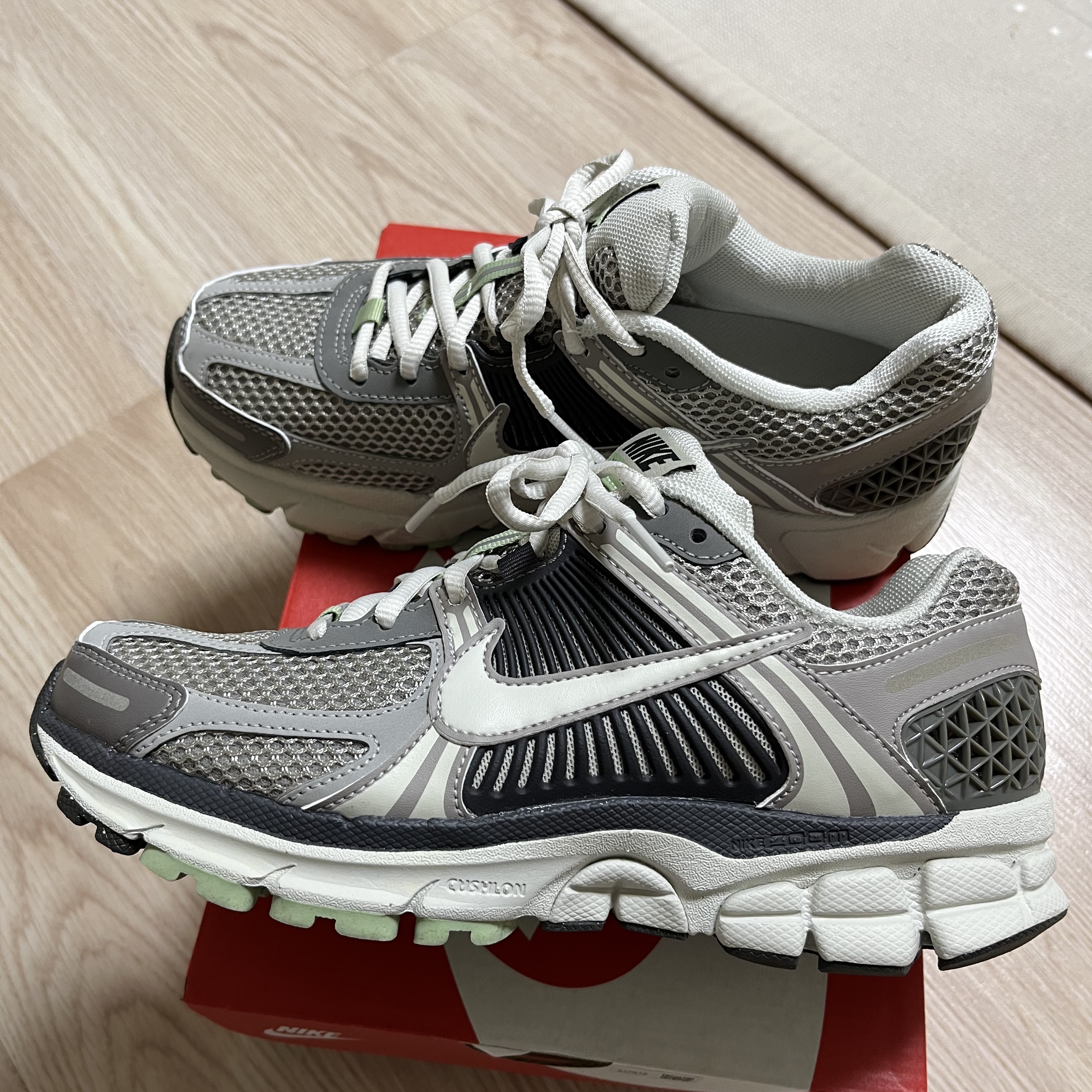 (W) Nike Zoom Vomero 5 Cobblestone and Flat Pewter 착용 스타일