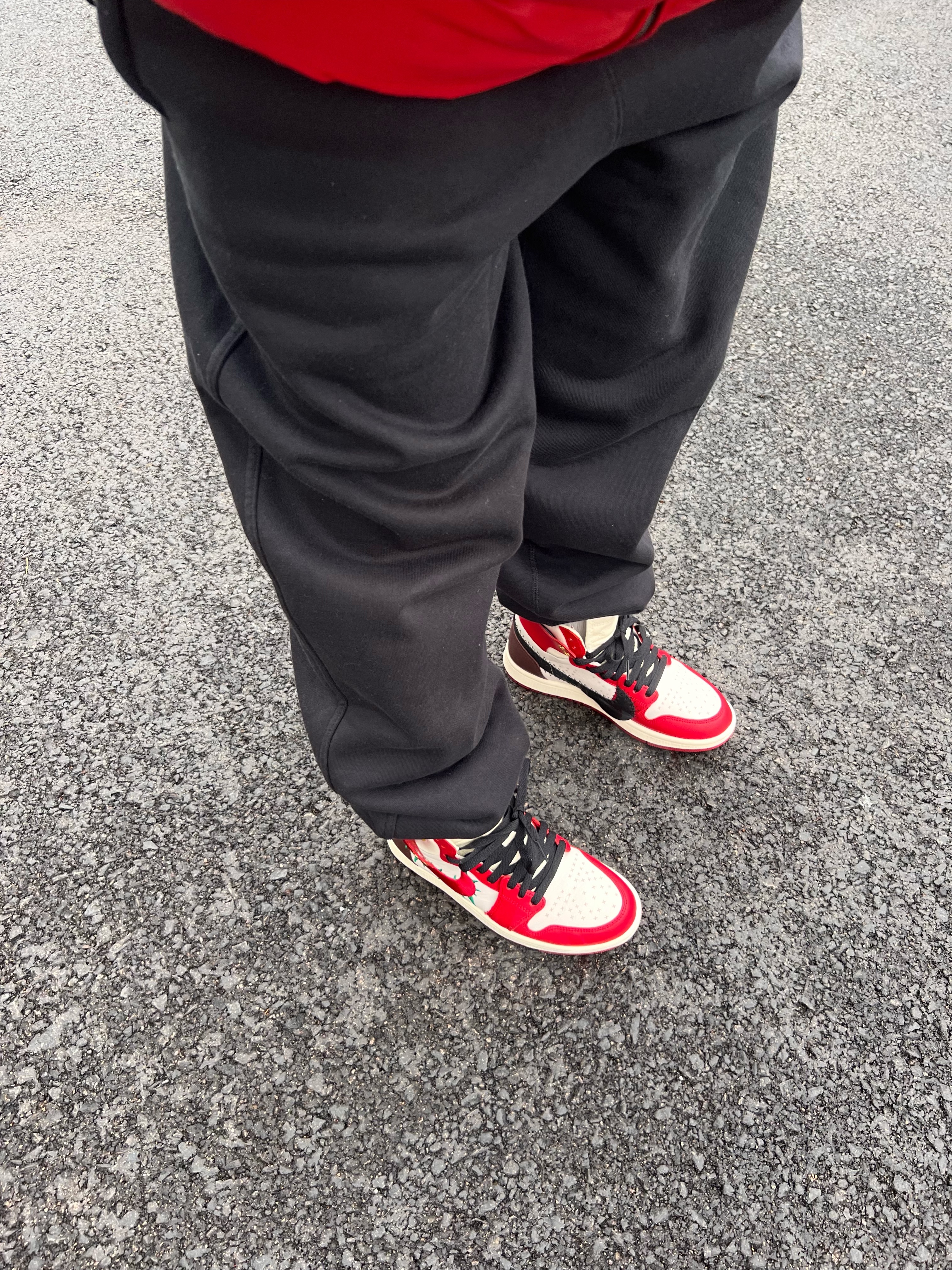 Nike x Stussy NRG Washed Fleece Pants Black (DO5296-010), (W) Jordan 1 x Teyana Taylor Zoom CMFT 2 Gym Red 착용 스타일