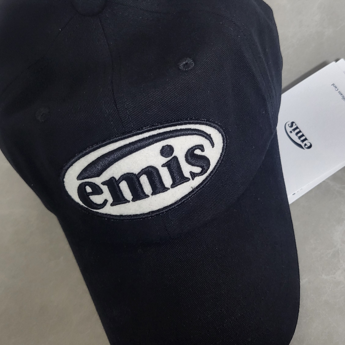Emis Tone On Tone Wappen Ball Cap Black 착용 스타일
