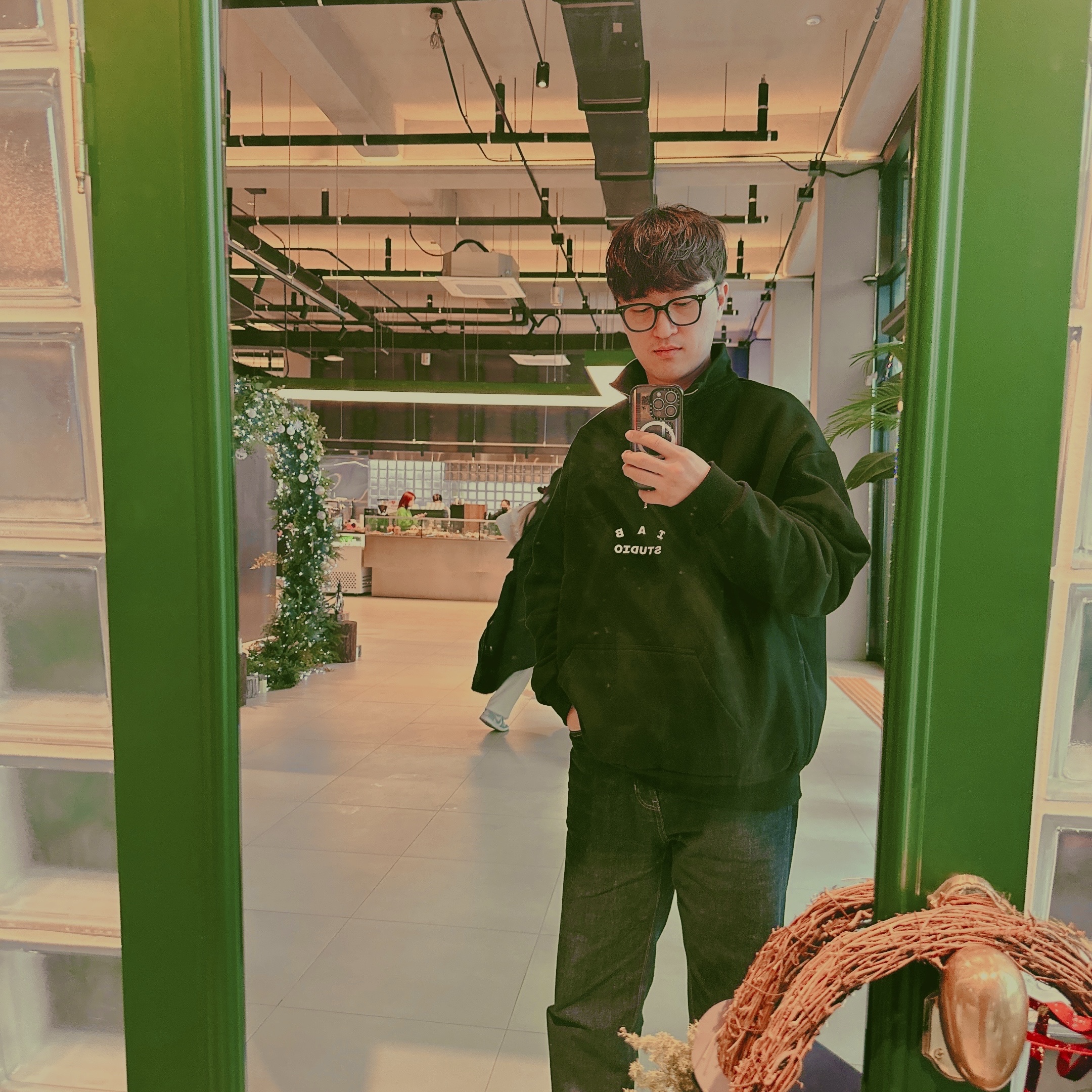 IAB Studio Half Zip-Up Black White 착용 스타일